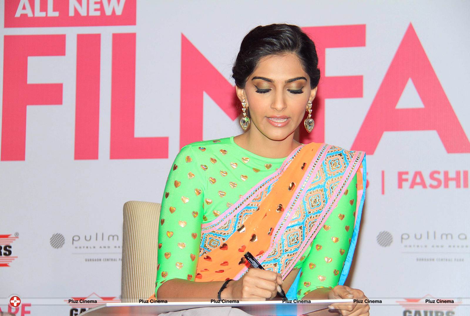 Sonam Kapoor Ahuja - Sonam unveils Filmfare magazine's new look Photos | Picture 576925