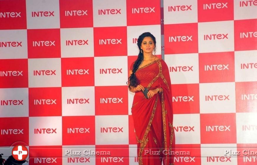 Anushka Shetty - Anushka Launches INTEX Aqua Smartphone Photos | Picture 801623