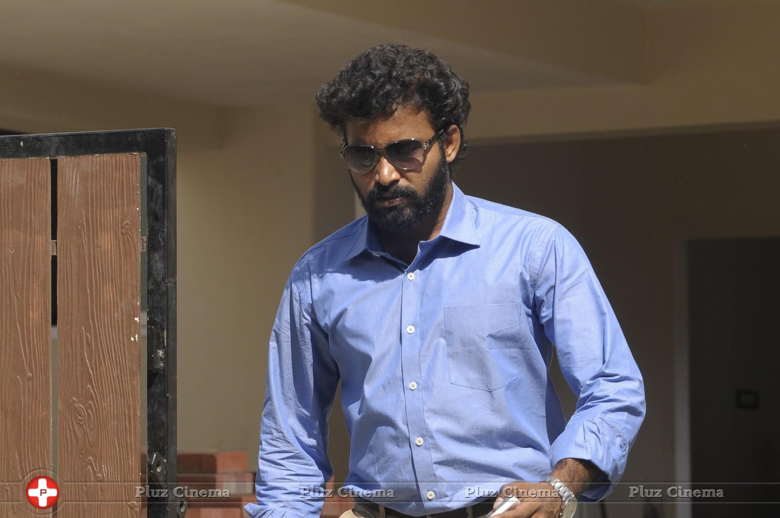 Dinesh Ravi - Tamilukku En Ondrai Aluthavum Movie Photos | Picture 808442