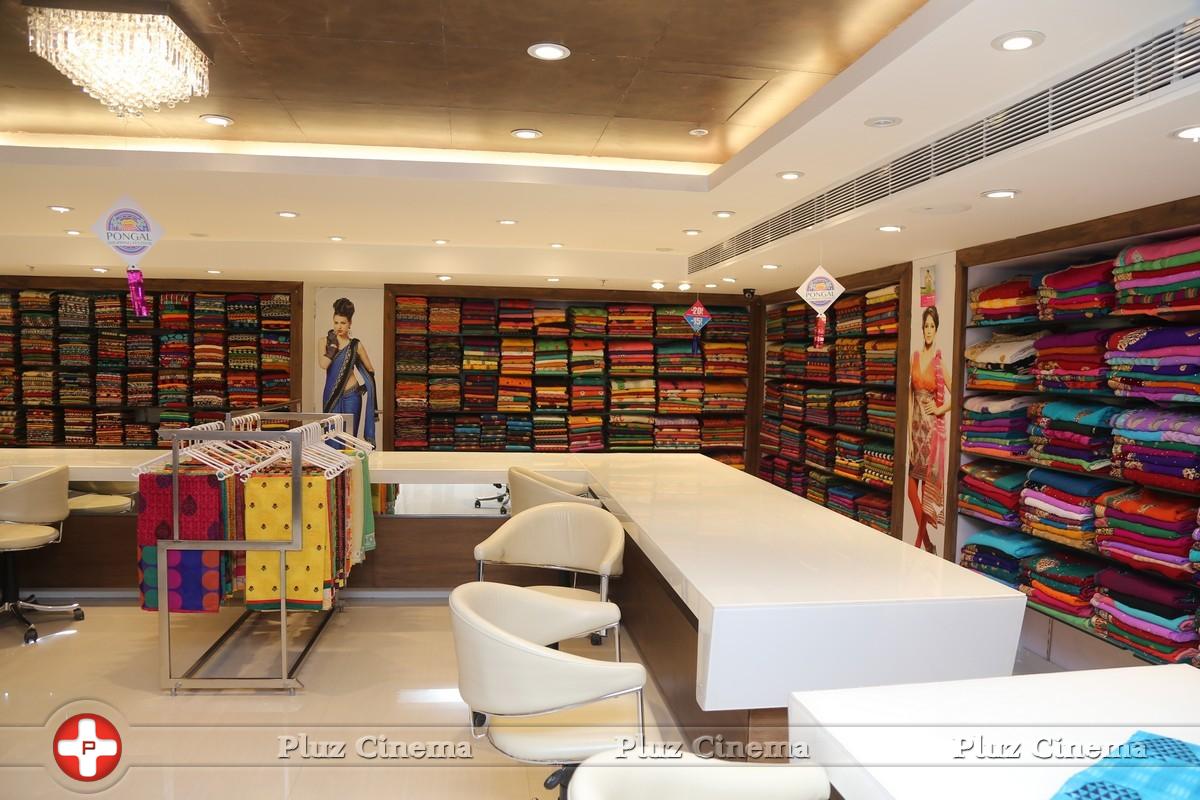 Raai Laxmi - Lakshmi Rai Inaugurates Shree Niketan Showroom Photos | Picture 694214