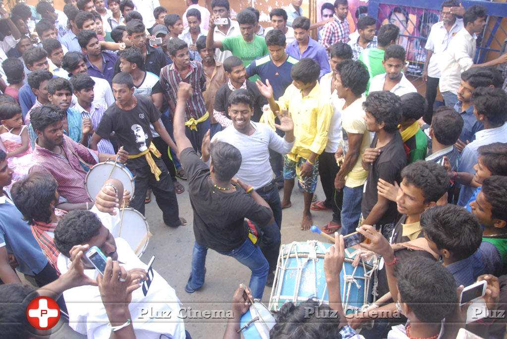Fans Celebrates Velaiyilla Pattathari Release Photos | Picture 779915