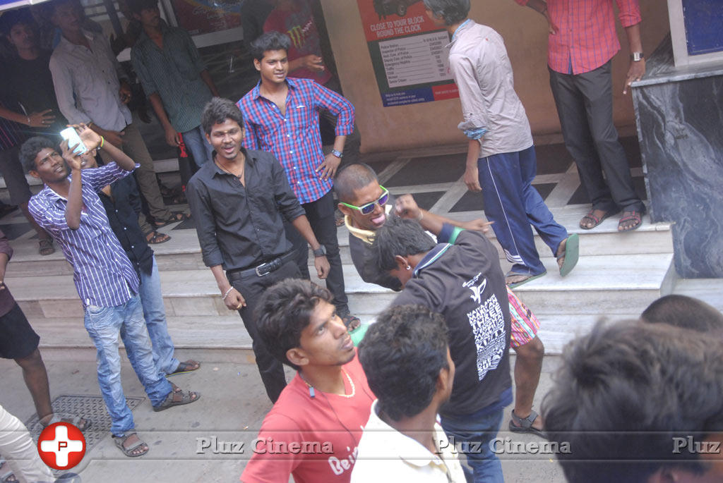 Fans Celebrates Velaiyilla Pattathari Release Photos | Picture 779917