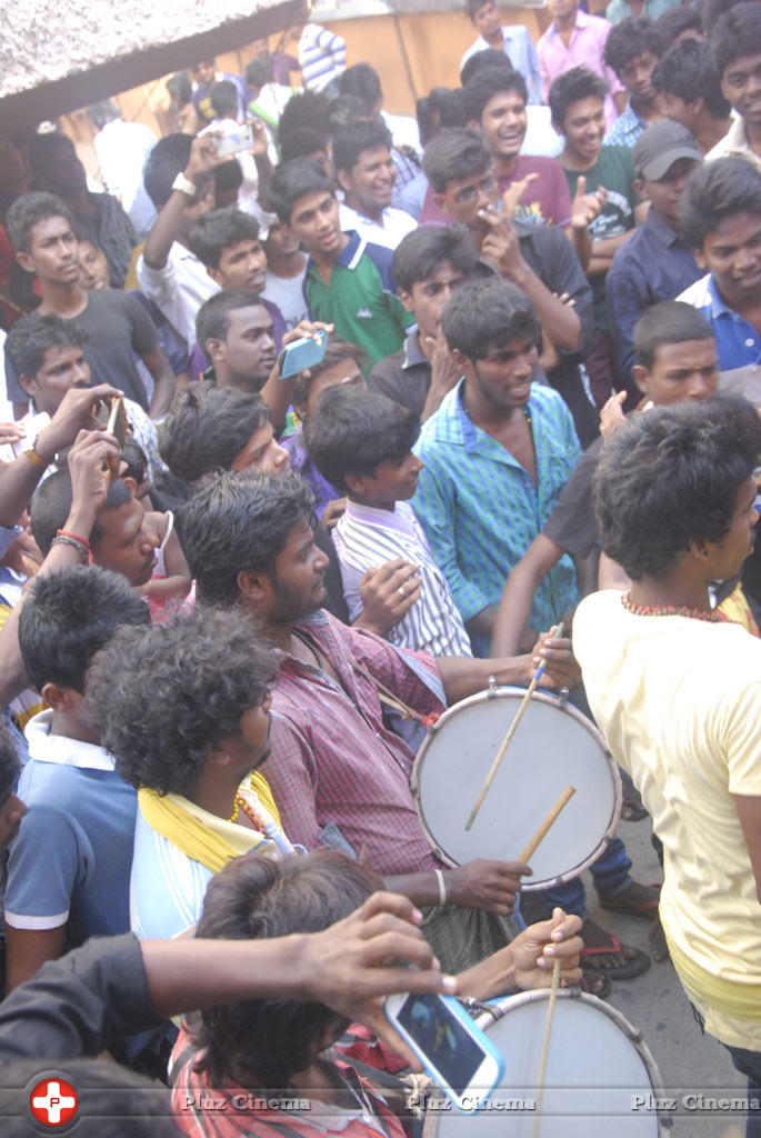 Fans Celebrates Velaiyilla Pattathari Release Photos | Picture 779920