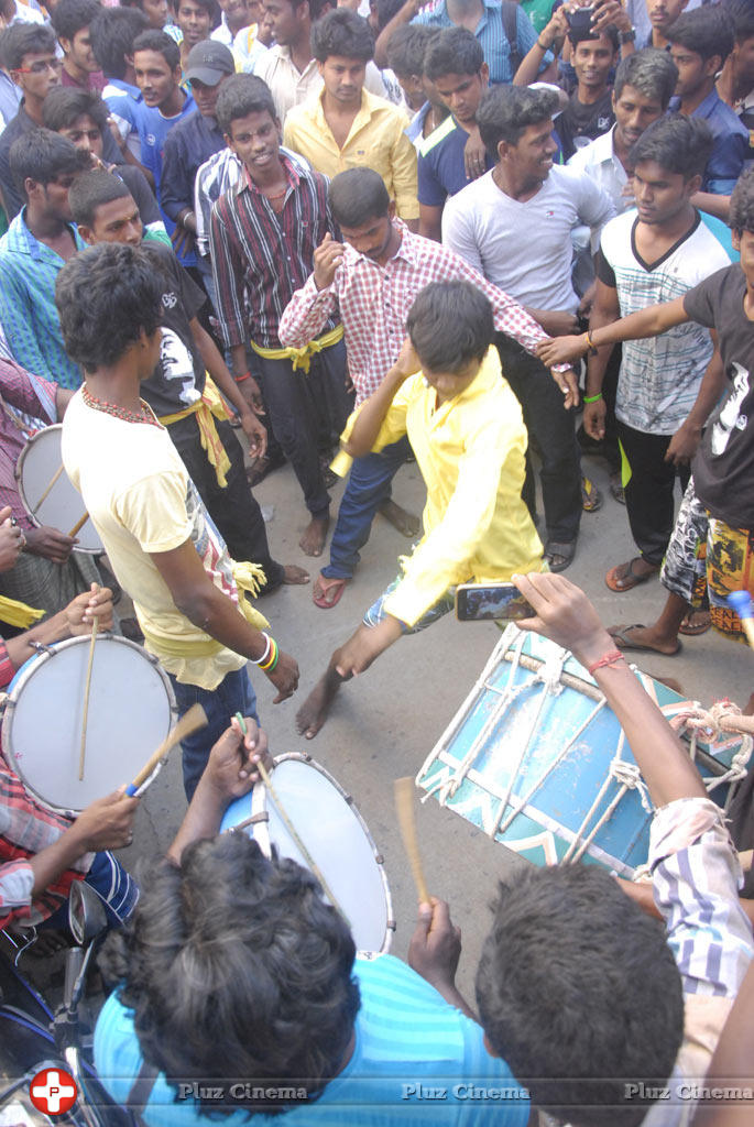 Fans Celebrates Velaiyilla Pattathari Release Photos | Picture 779922