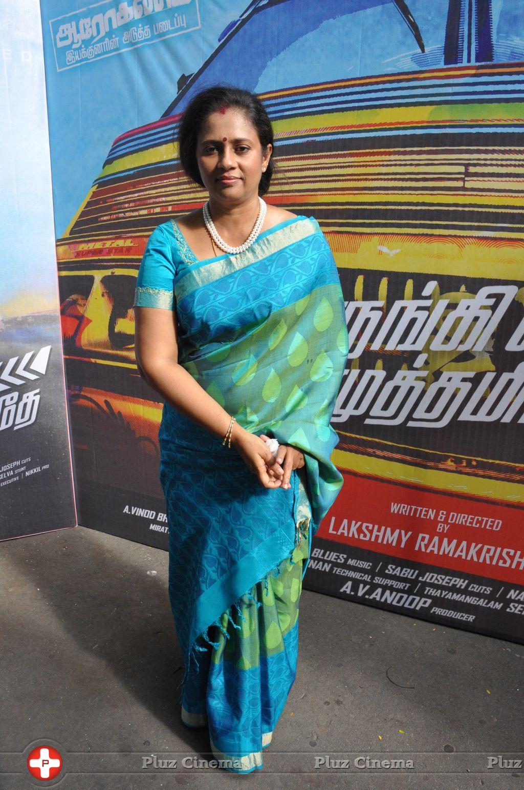 Lakshmi Ramakrishnan - Nerungi Vaa Muthamidaathe Movie Team Interview Stills | Picture 782734