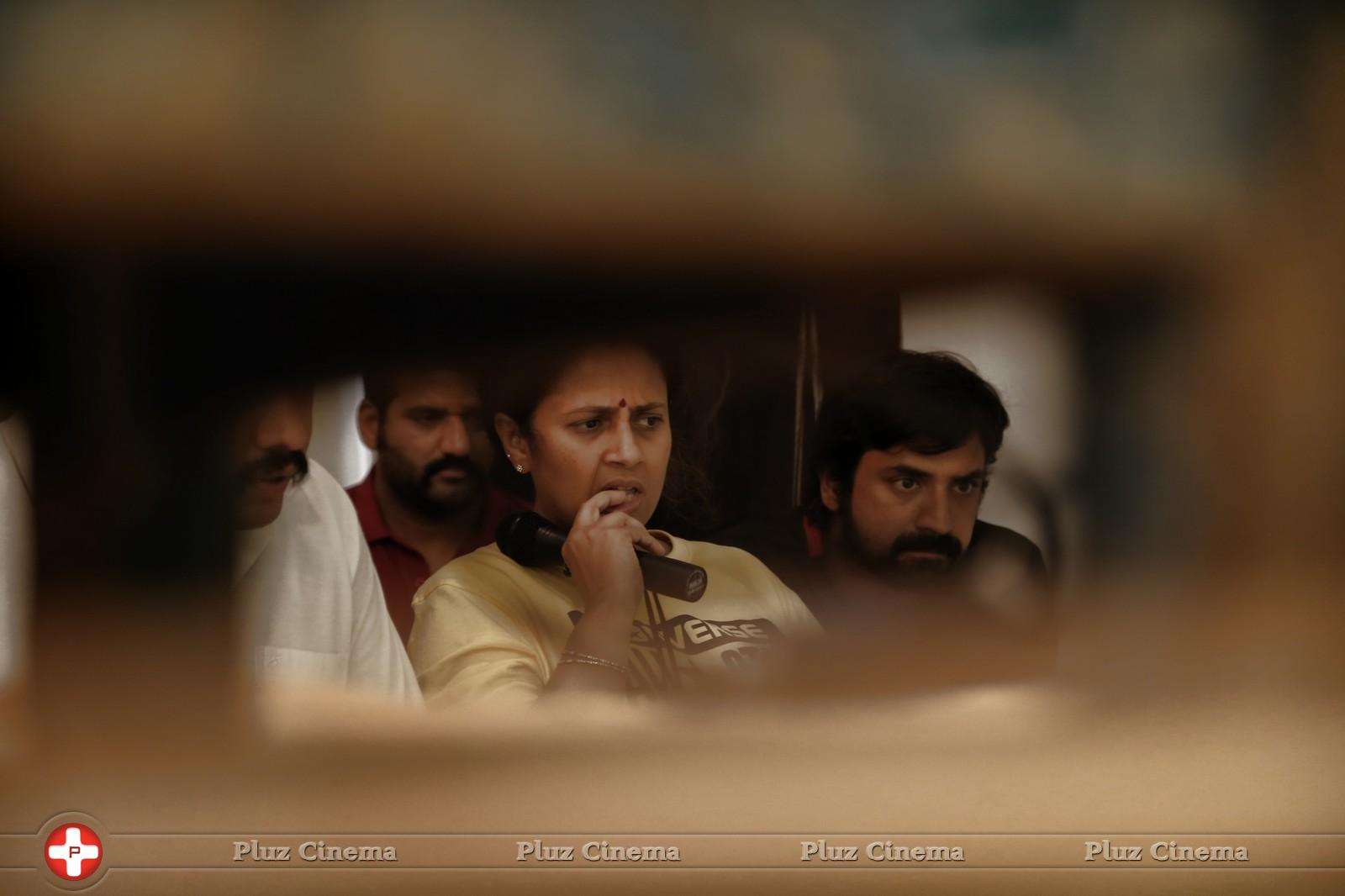 Lakshmi Ramakrishnan - Nerungi Vaa Muthamidaathe Movie Working Photos | Picture 782702