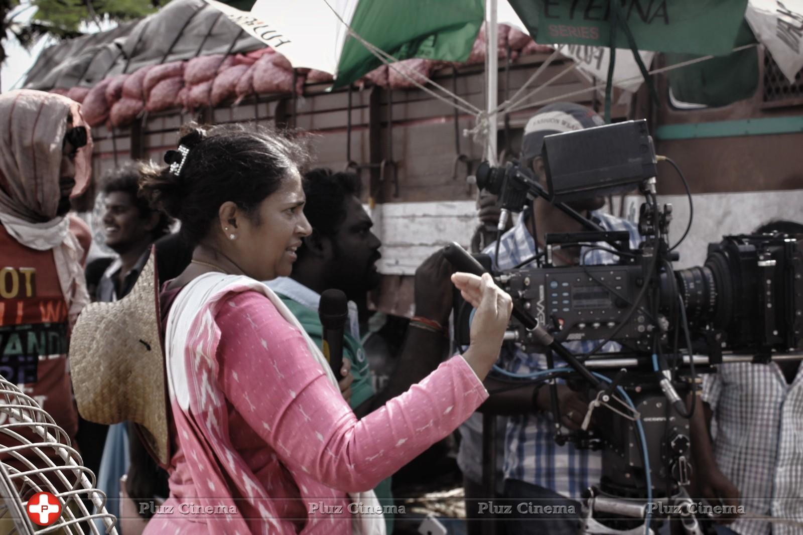 Lakshmi Ramakrishnan - Nerungi Vaa Muthamidaathe Movie Working Photos | Picture 782703