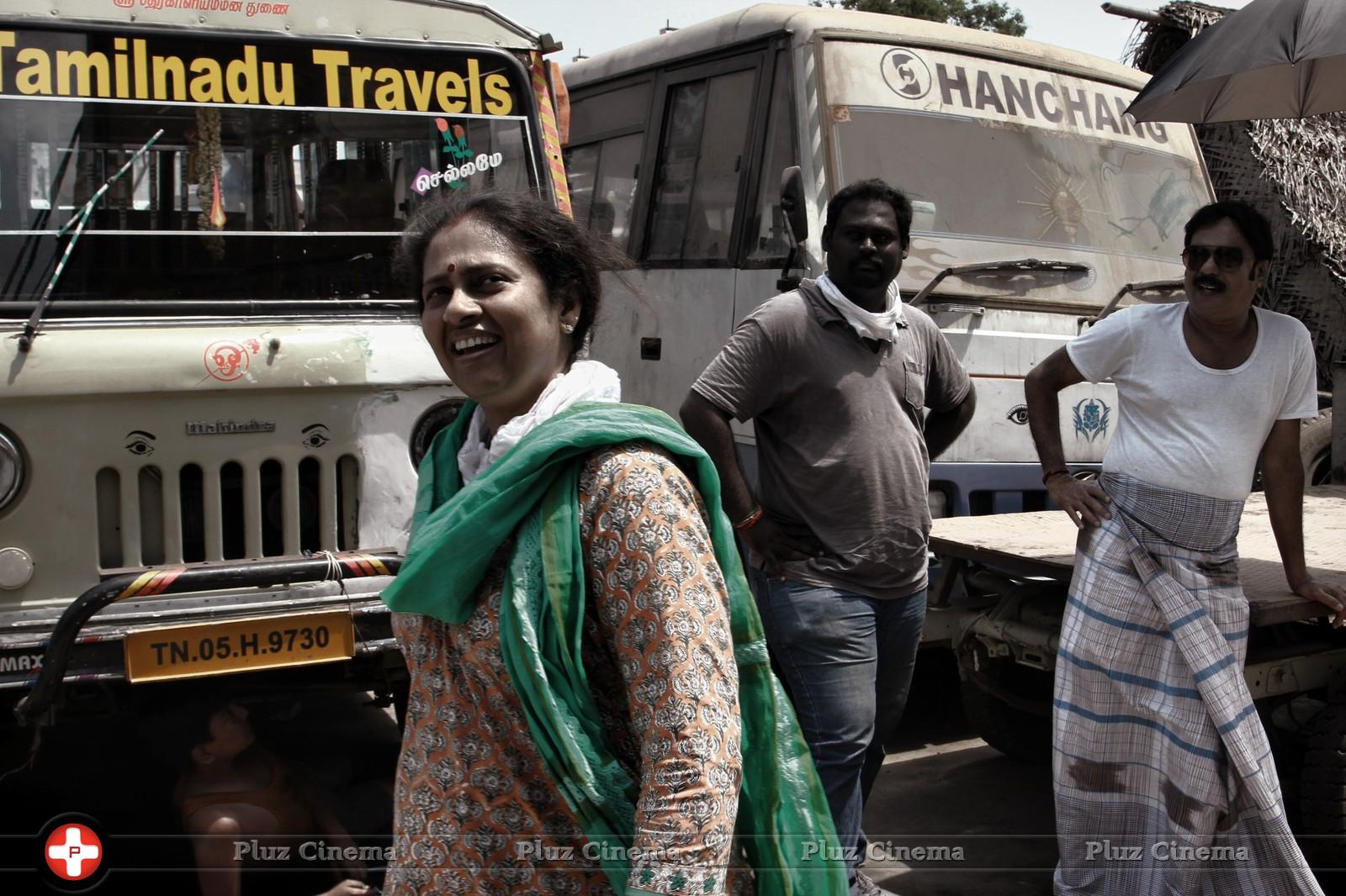 Lakshmi Ramakrishnan - Nerungi Vaa Muthamidaathe Movie Working Photos | Picture 782715