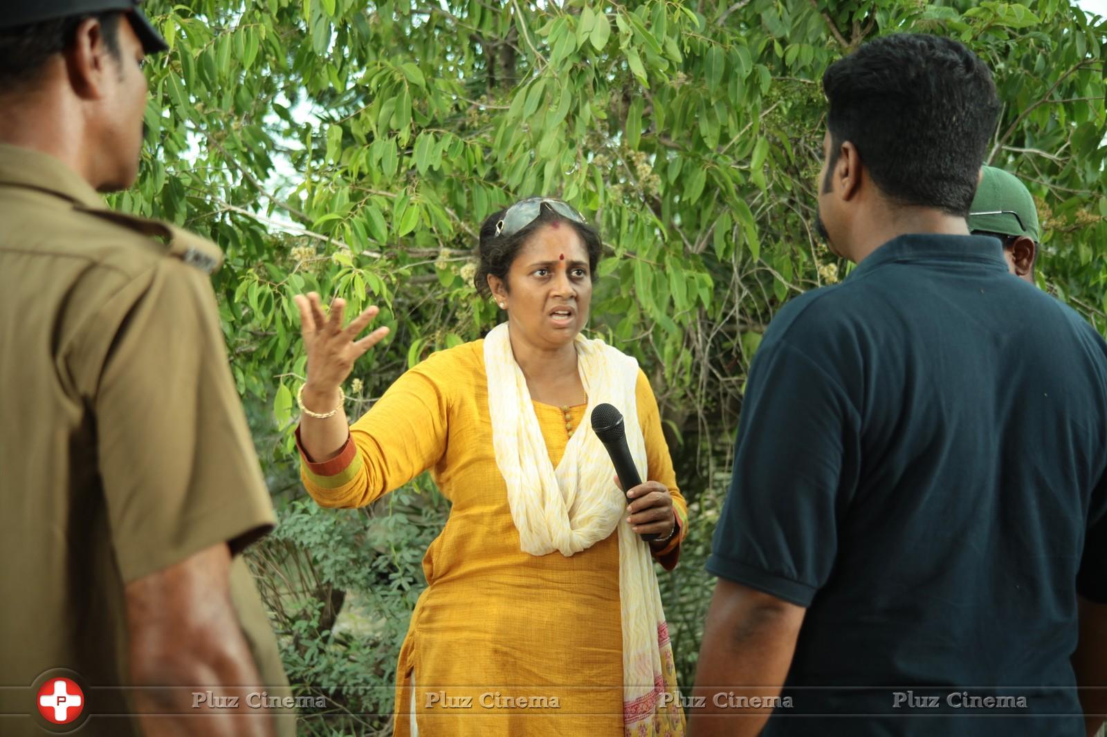 Lakshmi Ramakrishnan - Nerungi Vaa Muthamidaathe Movie Working Photos | Picture 782719