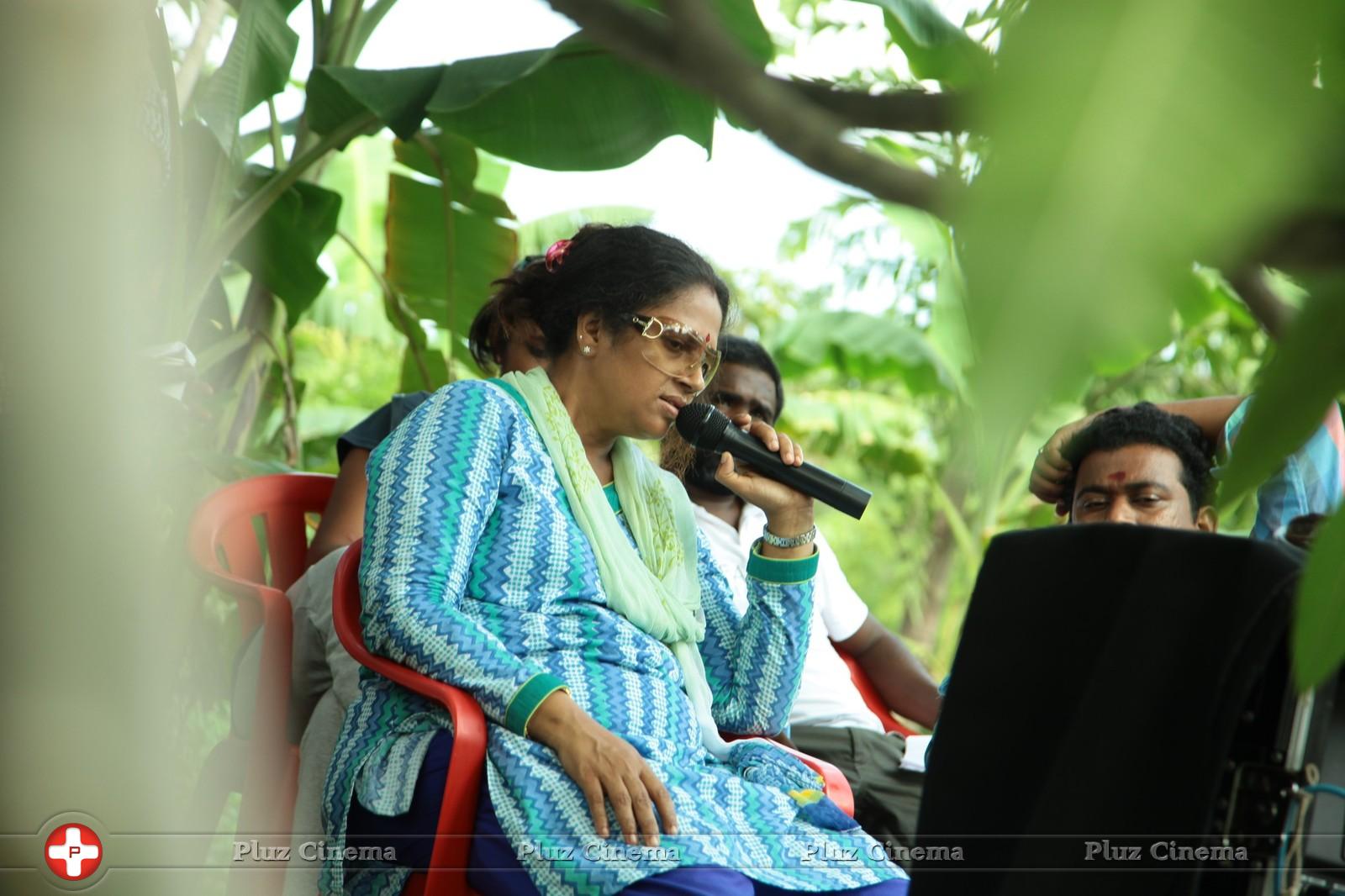 Lakshmi Ramakrishnan - Nerungi Vaa Muthamidaathe Movie Working Photos | Picture 782721