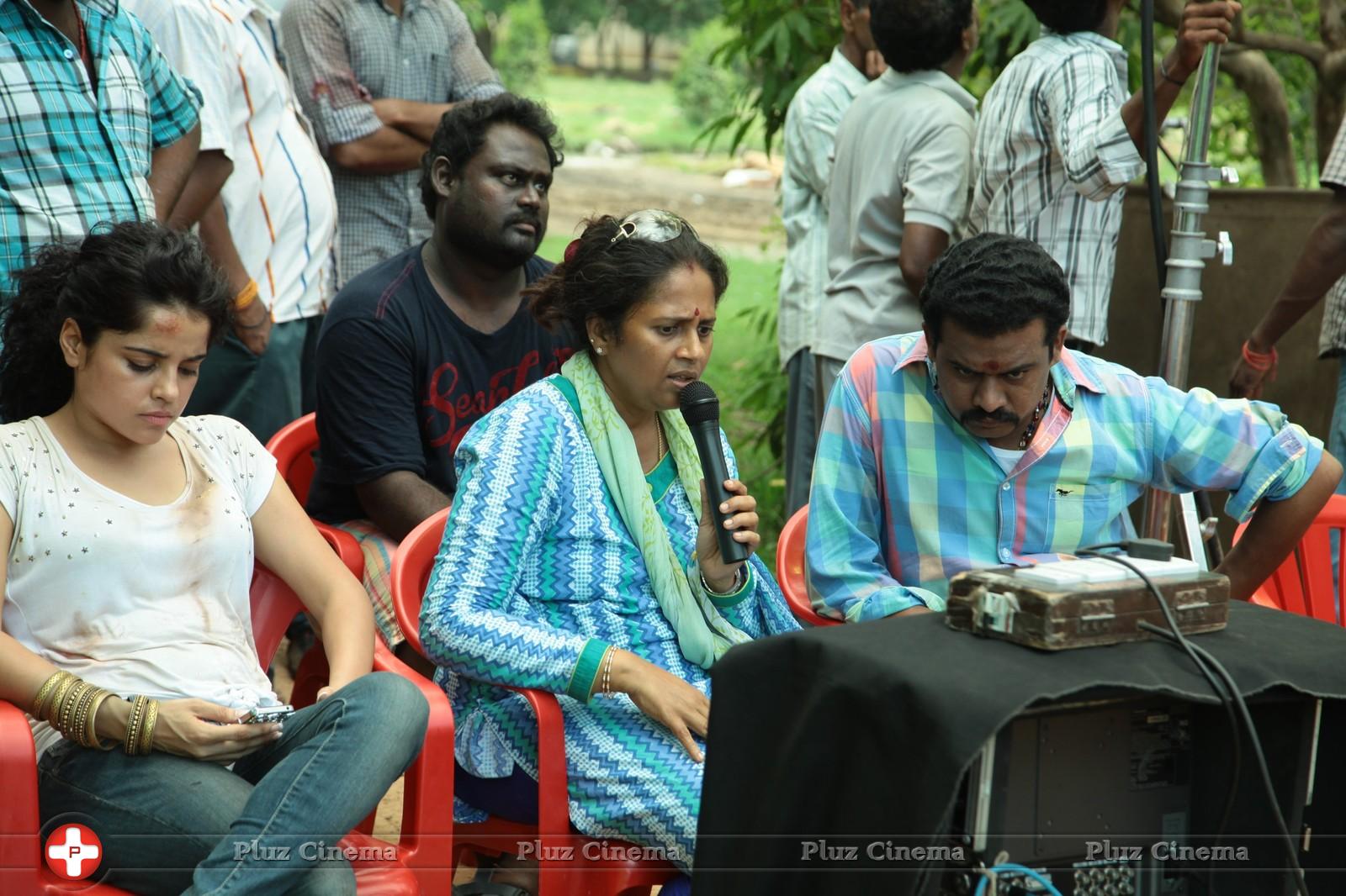 Nerungi Vaa Muthamidaathe Movie Working Photos | Picture 782723