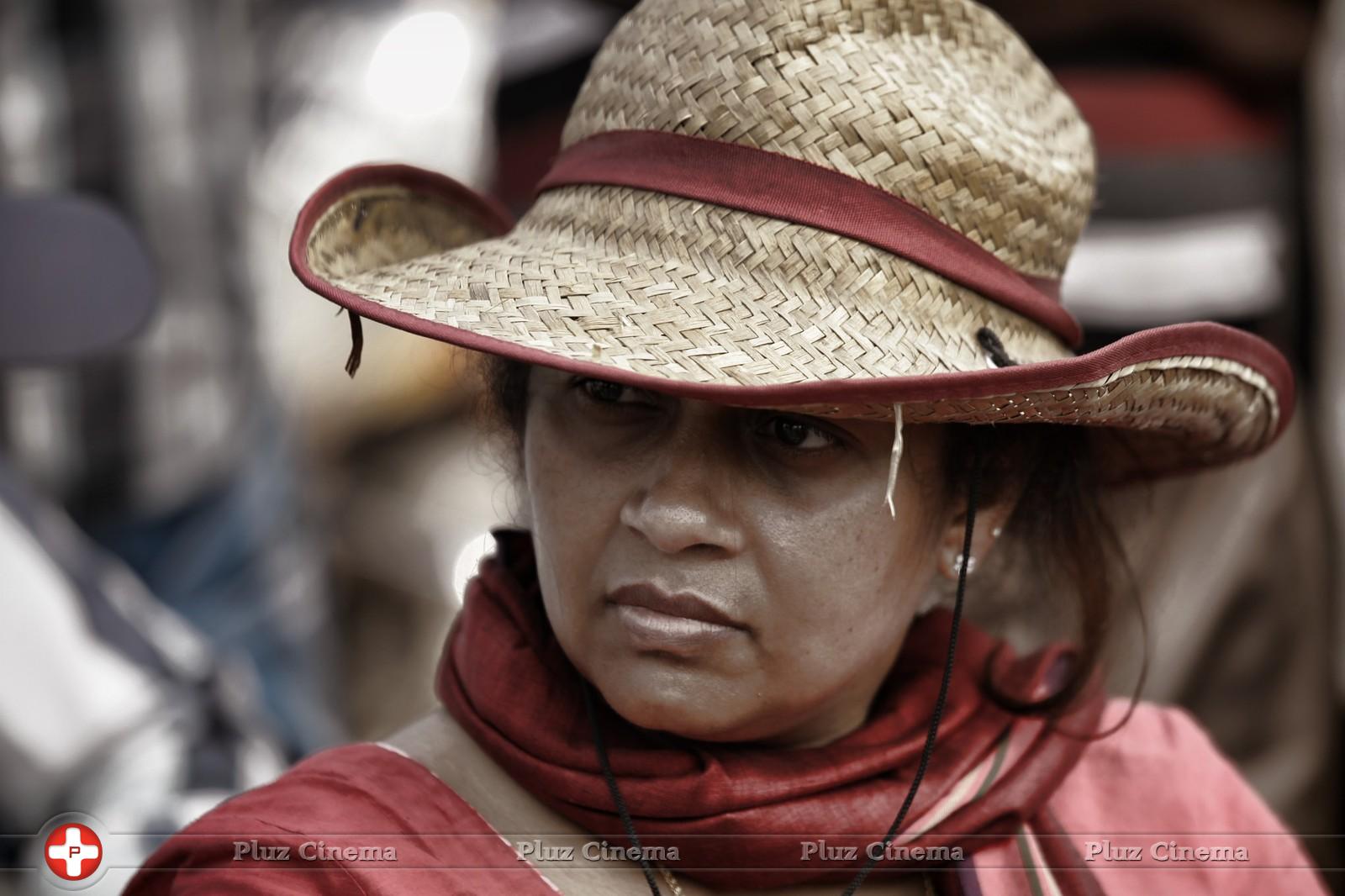 Lakshmi Ramakrishnan - Nerungi Vaa Muthamidaathe Movie Working Photos | Picture 782728