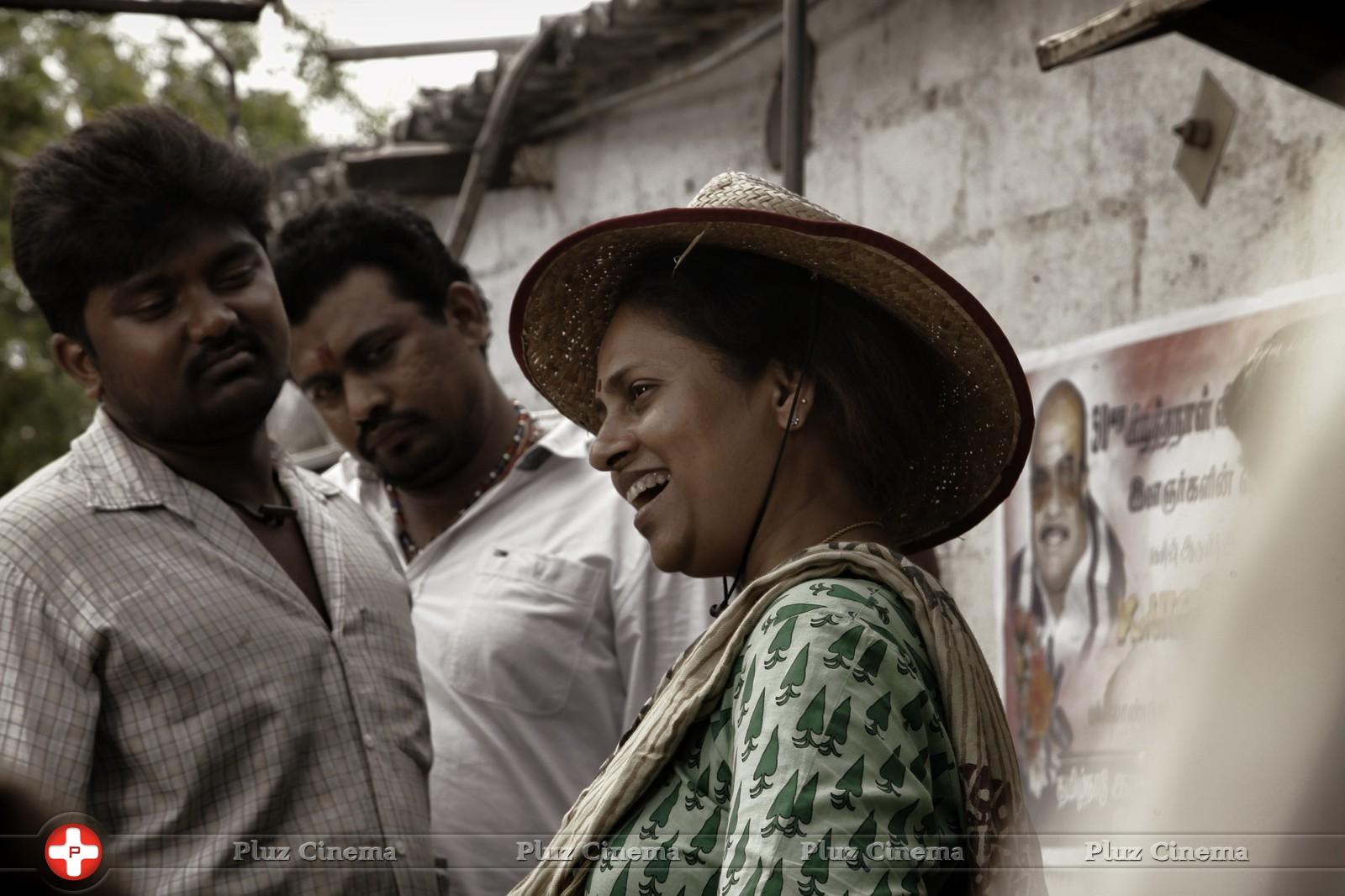 Nerungi Vaa Muthamidaathe Movie Working Photos | Picture 782730