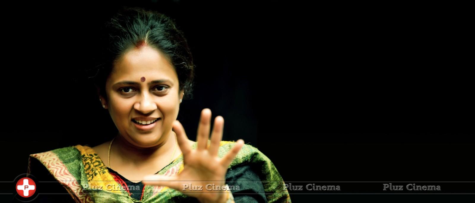 Lakshmi Ramakrishnan - Nerungi Vaa Muthamidaathe Movie Working Photos | Picture 782731