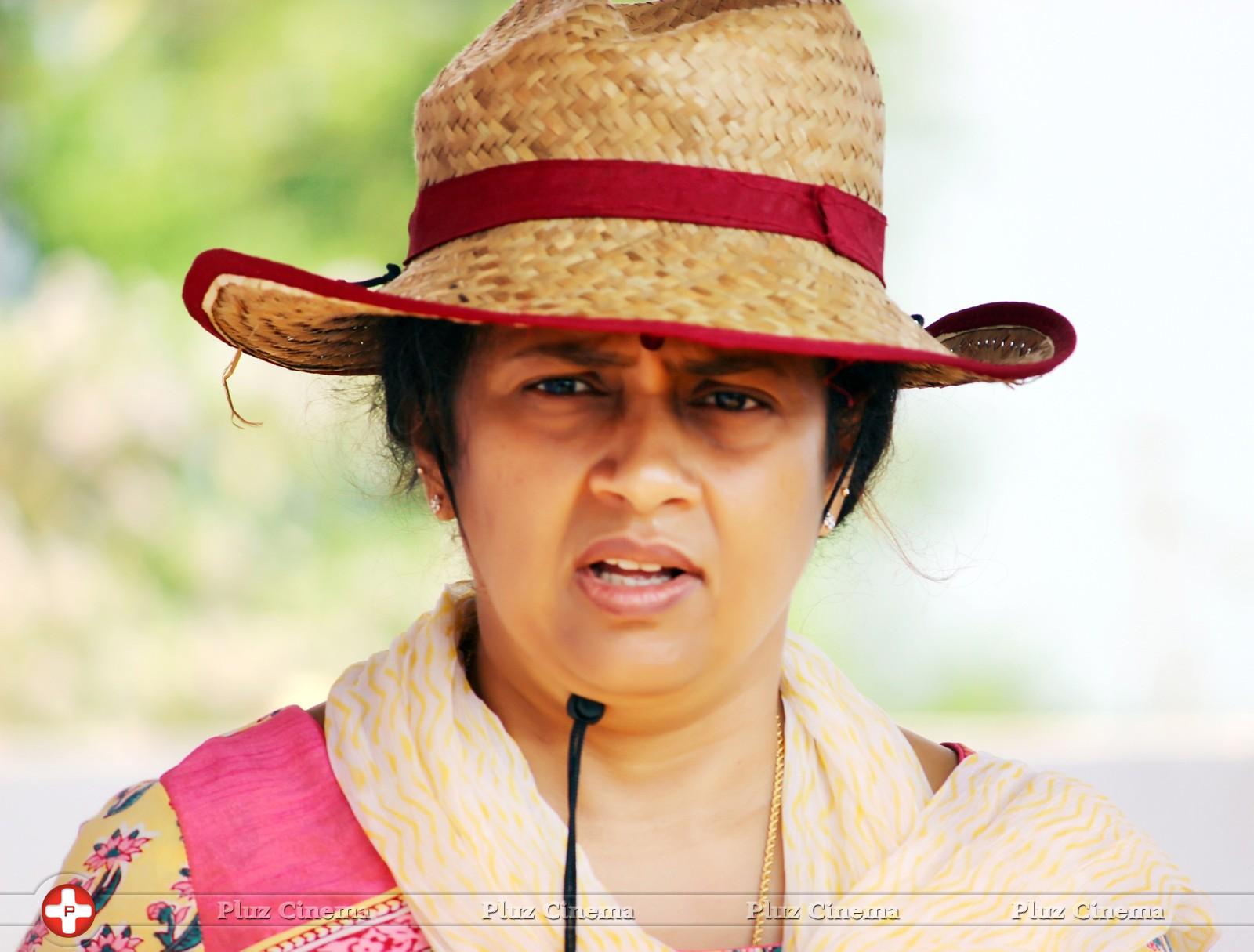 Lakshmi Ramakrishnan - Nerungi Vaa Muthamidaathe Movie Working Photos | Picture 782733