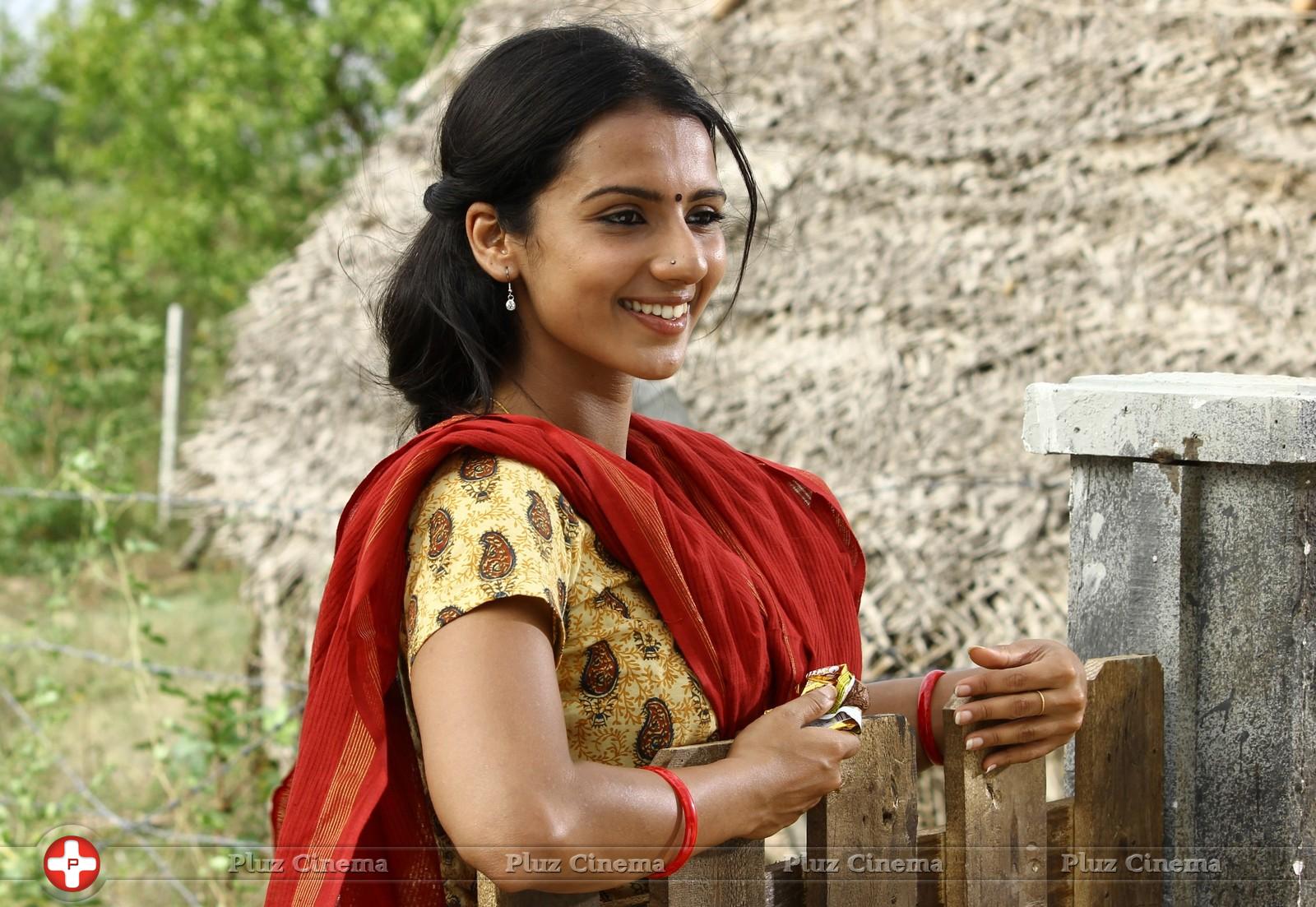 Sruthi Hariharan - Nerungi Vaa Muthamidathe Movie Stills | Picture 782665