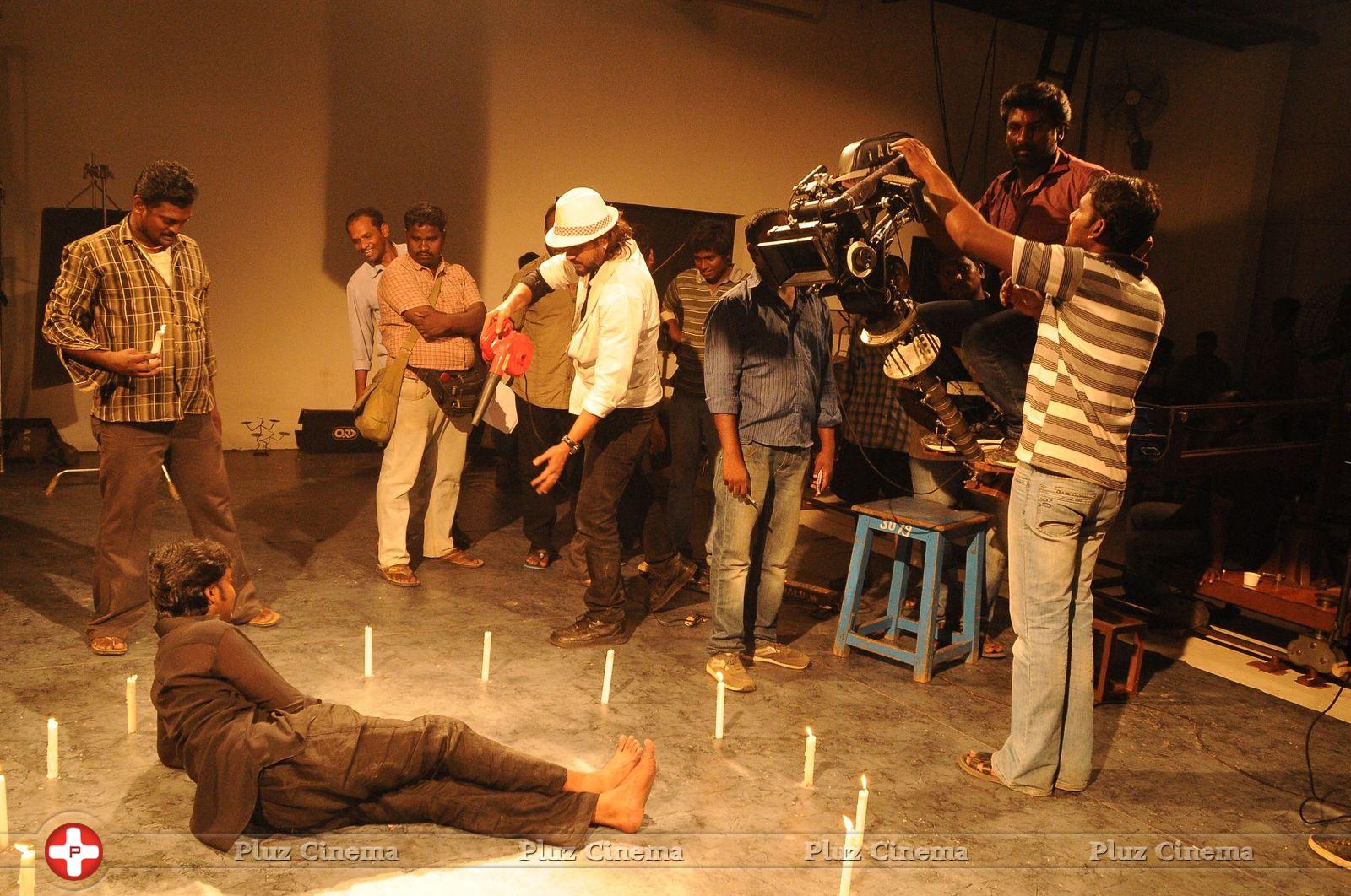 Theriyama Unna Kadhalichuten Movie Working Photos | Picture 823063