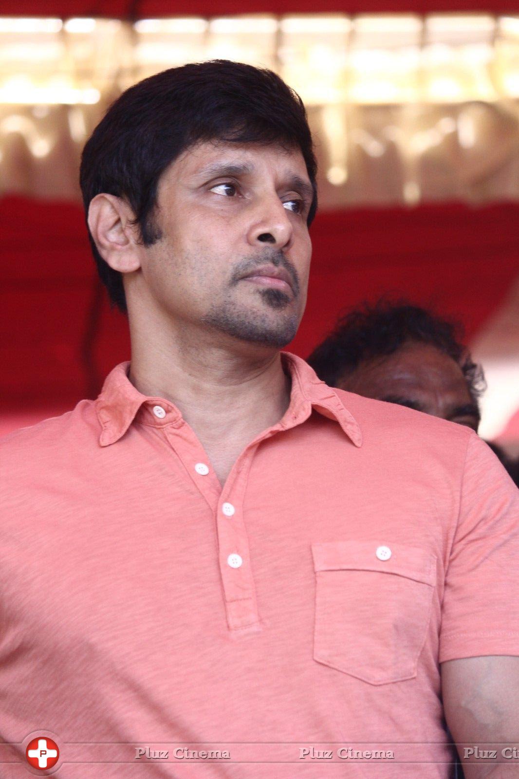 Vikram - Tamil Film Industry Hunger Strike Against Jayalalitha Judgment Photos | Picture 837763