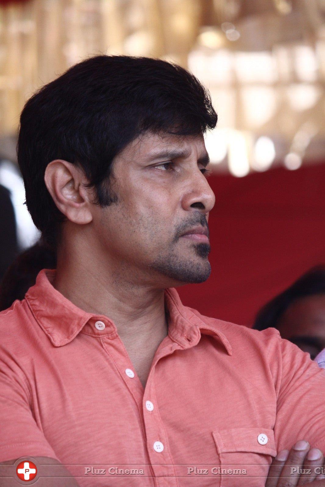 Vikram - Tamil Film Industry Hunger Strike Against Jayalalitha Judgment Photos | Picture 837770