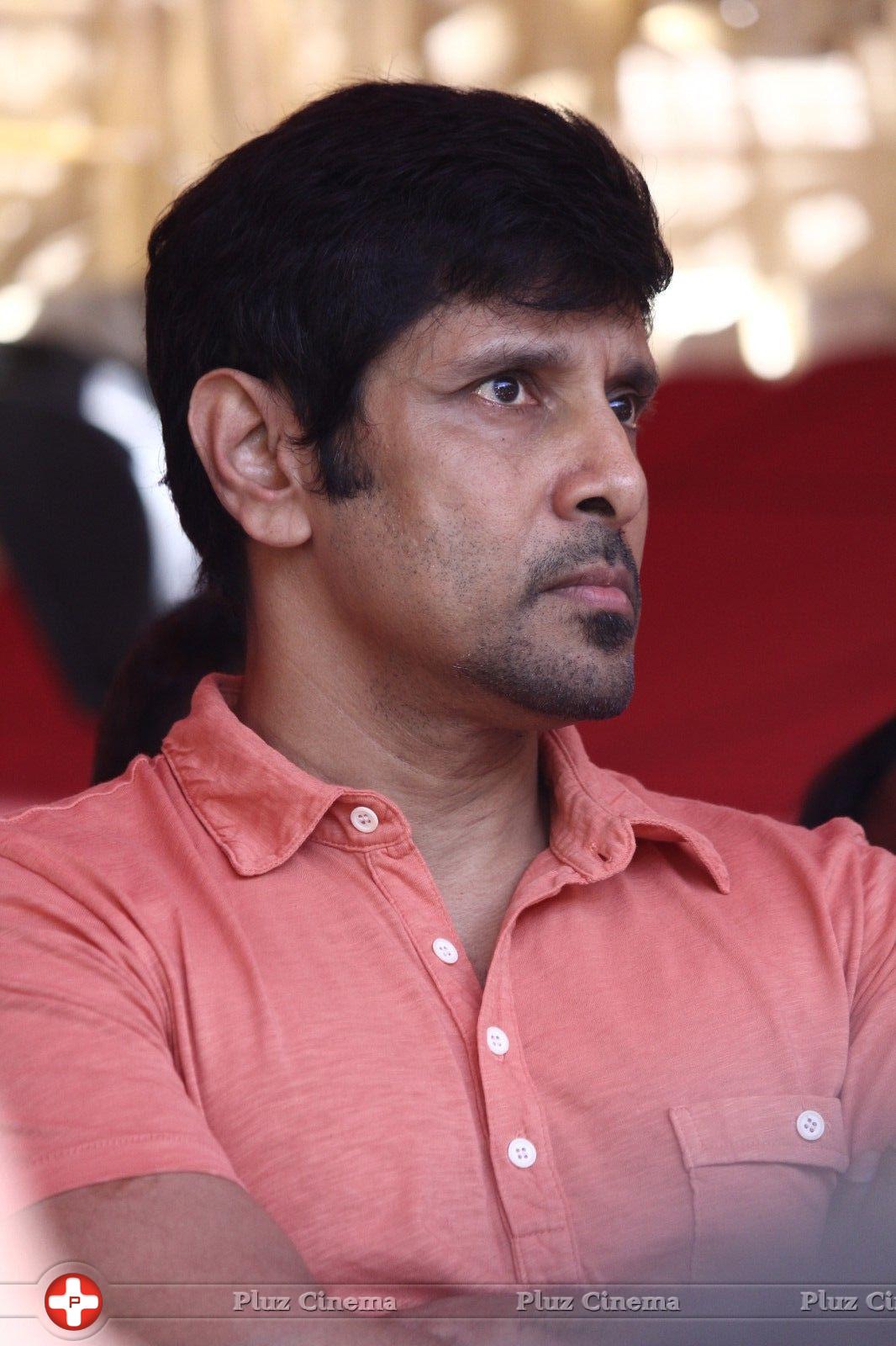 Vikram - Tamil Film Industry Hunger Strike Against Jayalalitha Judgment Photos | Picture 837771