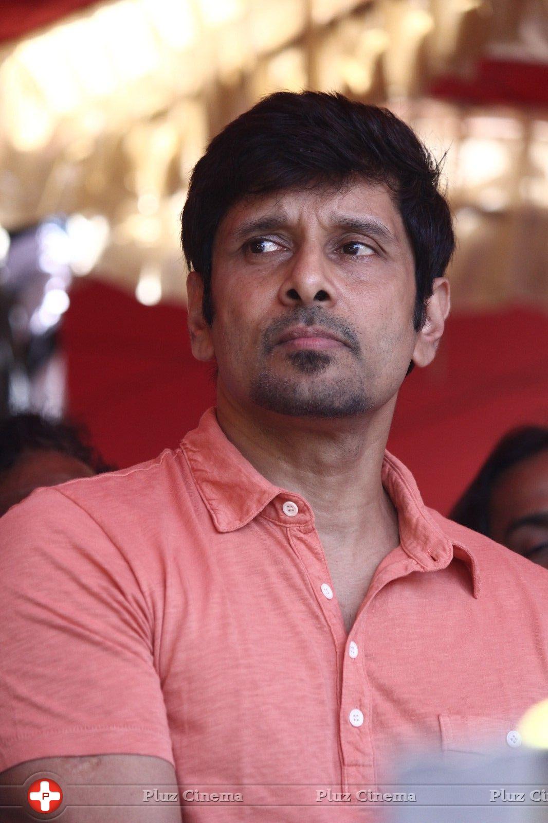 Vikram - Tamil Film Industry Hunger Strike Against Jayalalitha Judgment Photos | Picture 837774