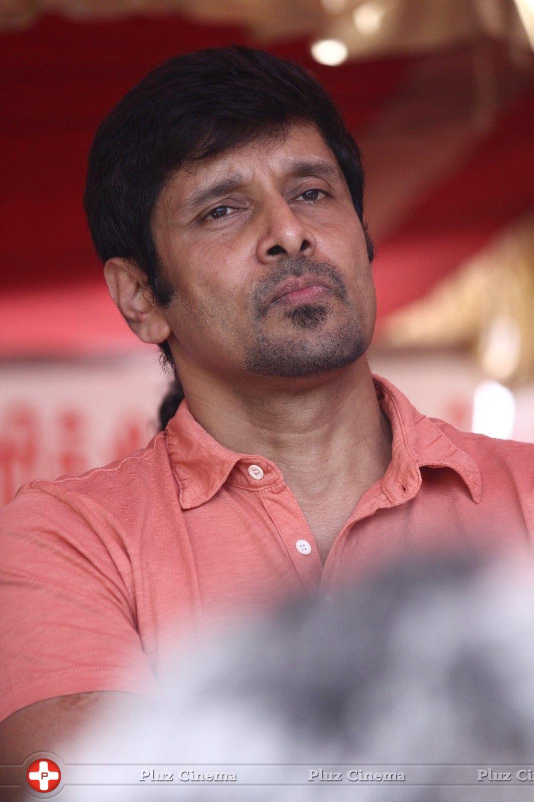 Vikram - Tamil Film Industry Hunger Strike Against Jayalalitha Judgment Photos | Picture 837778