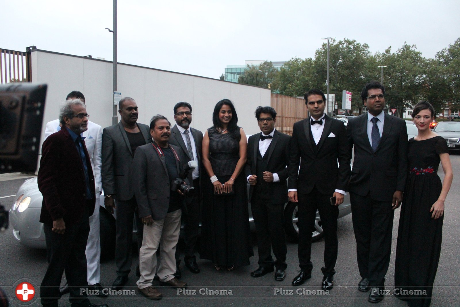 Red Carpet Preview Stills Of Valladesam Movie Team | Picture 1423890