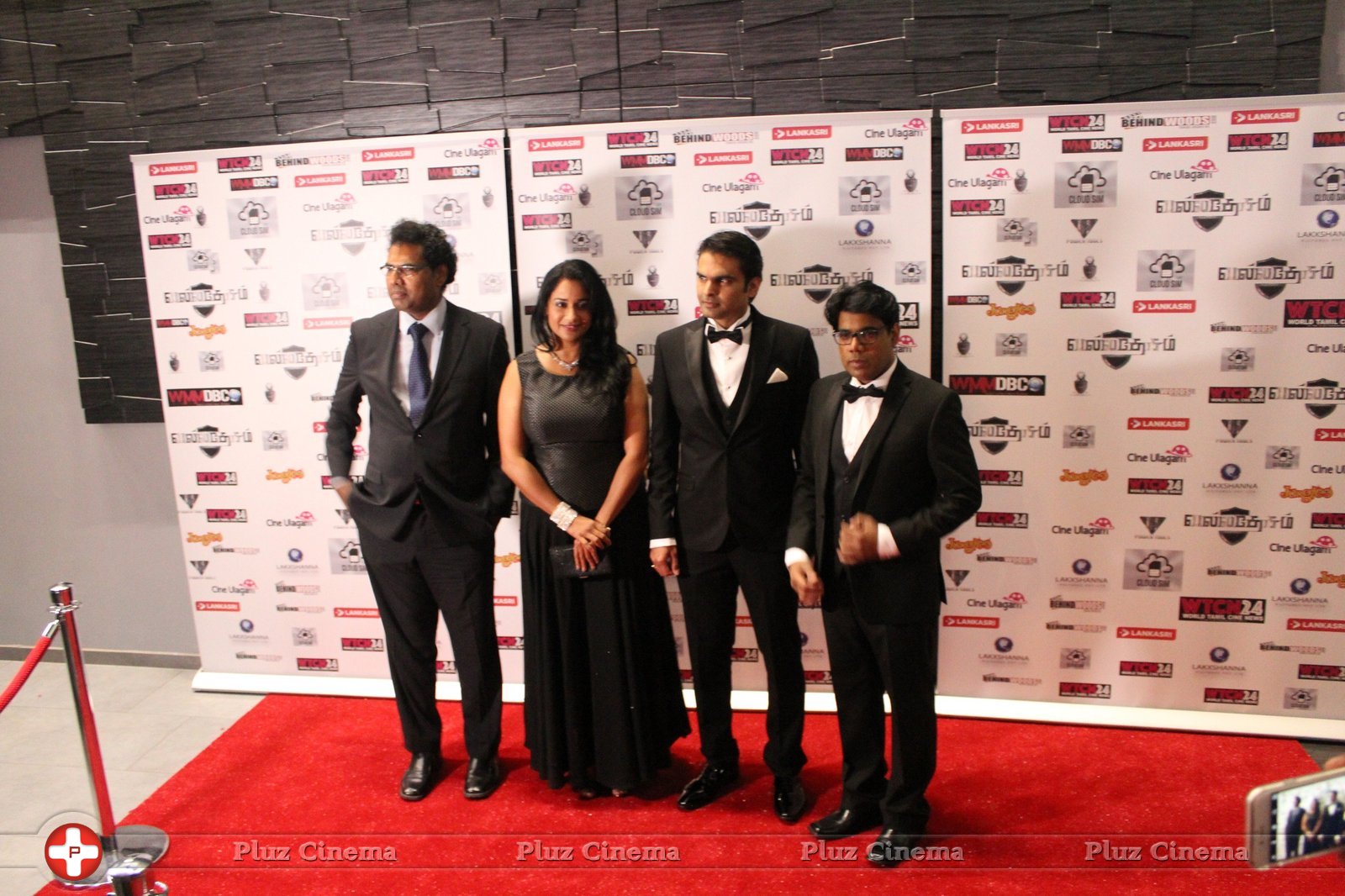 Red Carpet Preview Stills Of Valladesam Movie Team | Picture 1423891
