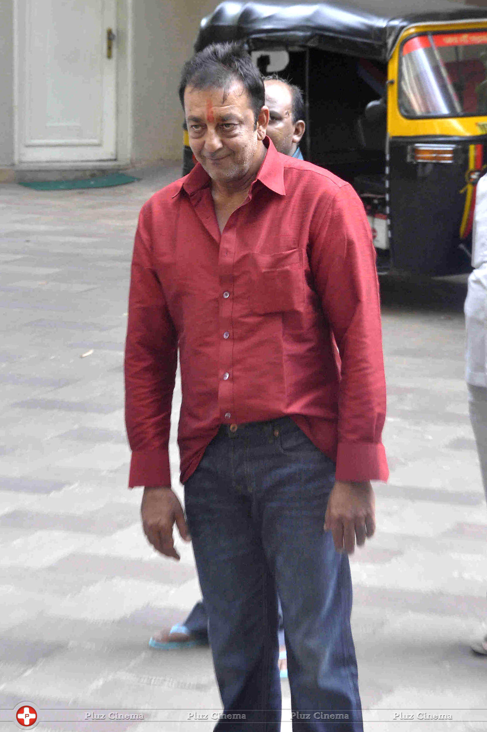 Sanjay Dutt reaches home after getting parole for 14 days photos | Picture 592793