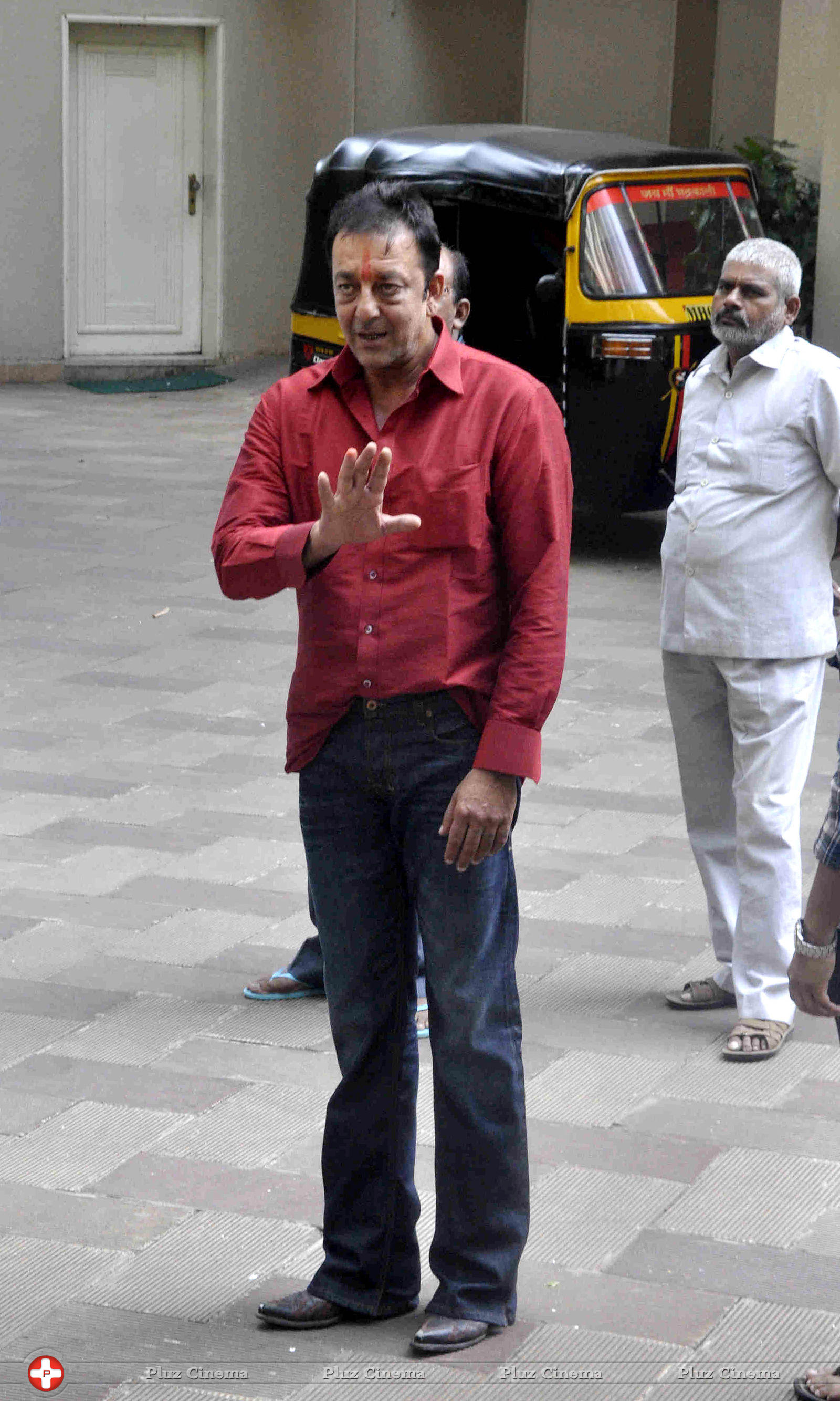 Sanjay Dutt reaches home after getting parole for 14 days photos | Picture 592794