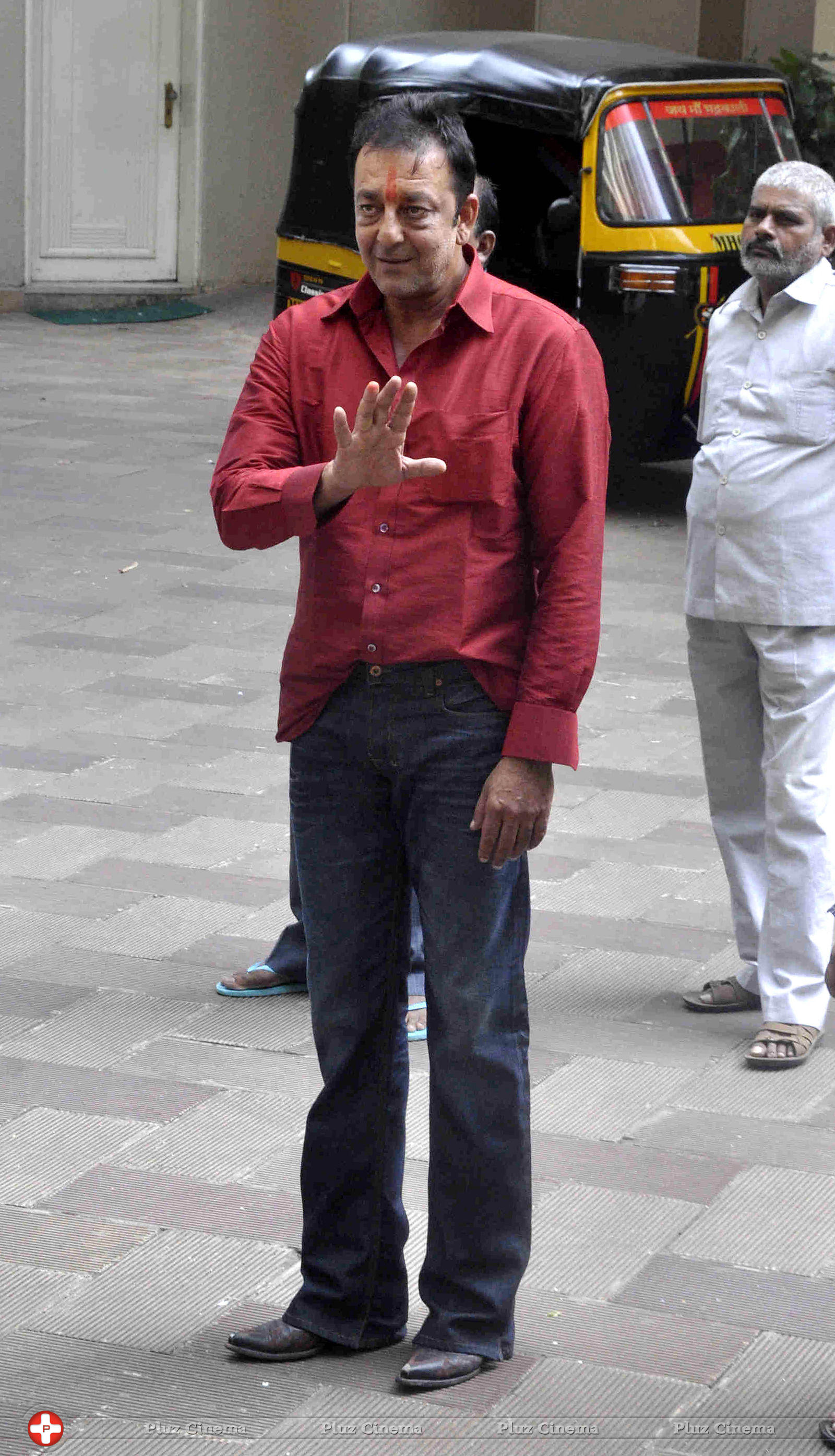 Sanjay Dutt reaches home after getting parole for 14 days photos | Picture 592795