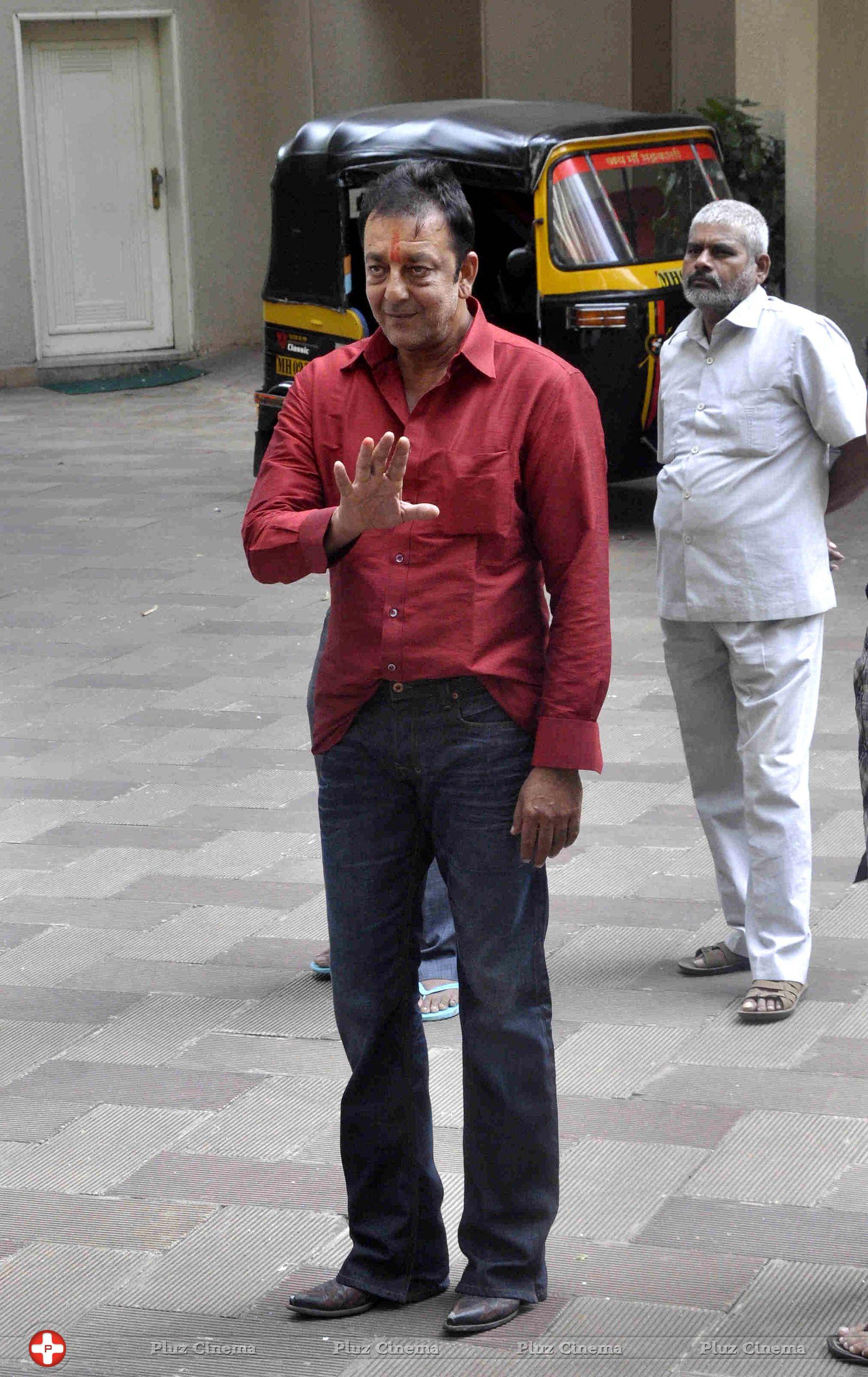 Sanjay Dutt reaches home after getting parole for 14 days photos | Picture 592796