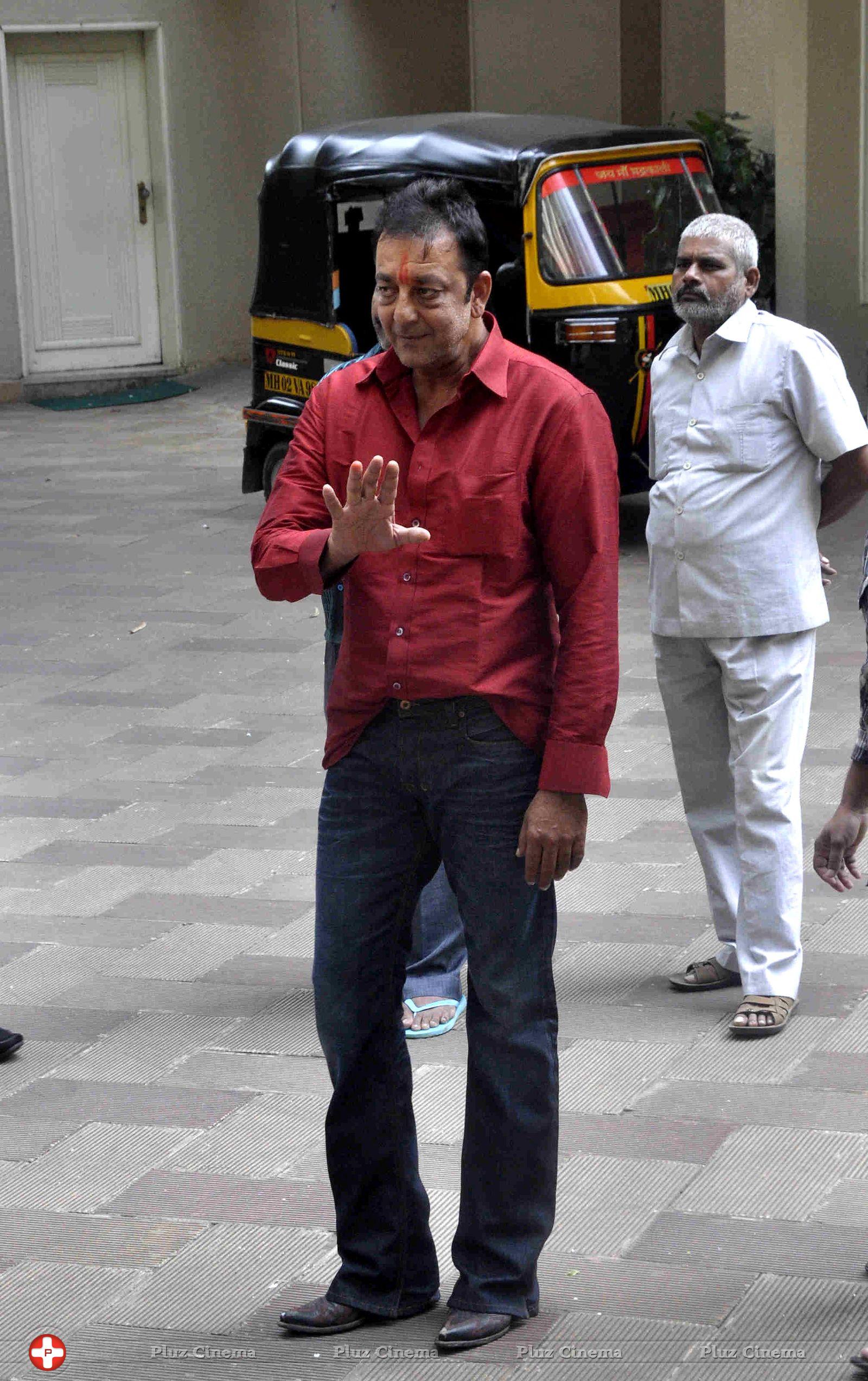Sanjay Dutt reaches home after getting parole for 14 days photos | Picture 592797