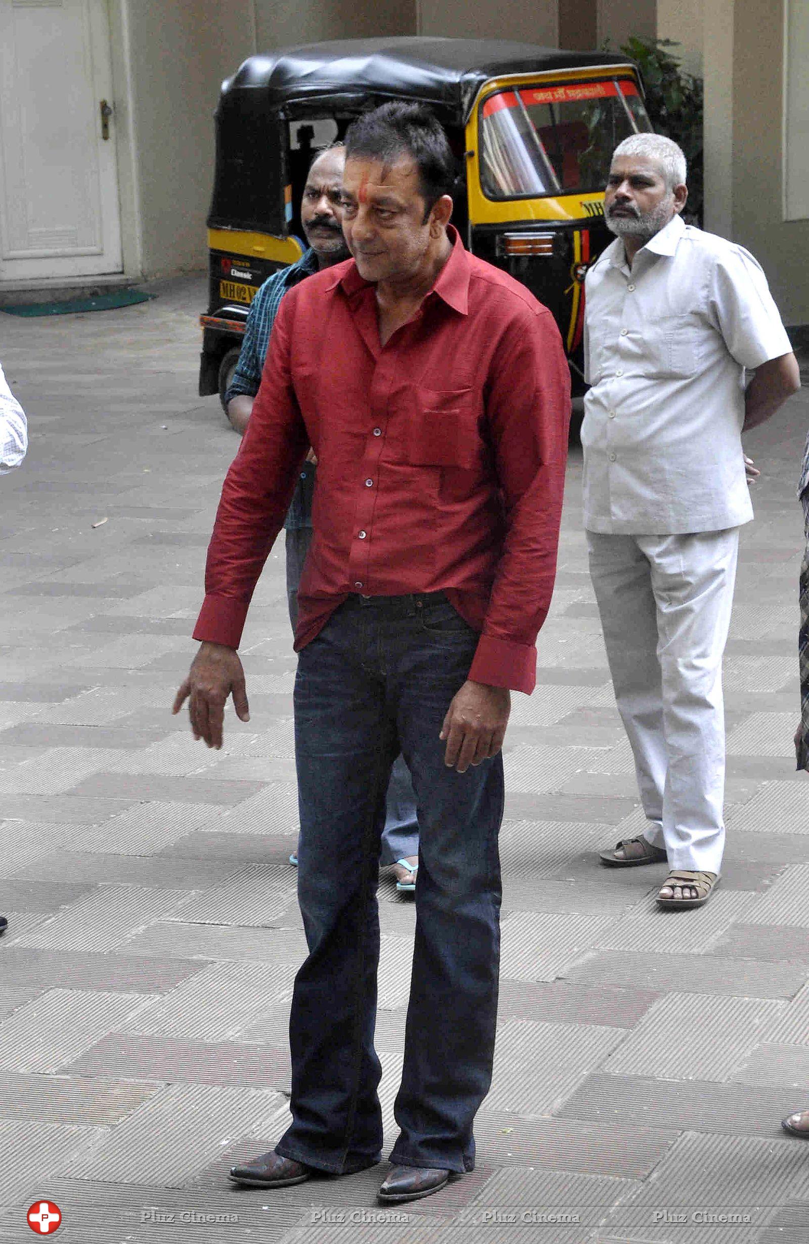 Sanjay Dutt reaches home after getting parole for 14 days photos | Picture 592798