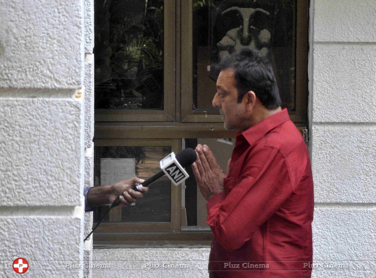 Sanjay Dutt reaches home after getting parole for 14 days photos | Picture 592801