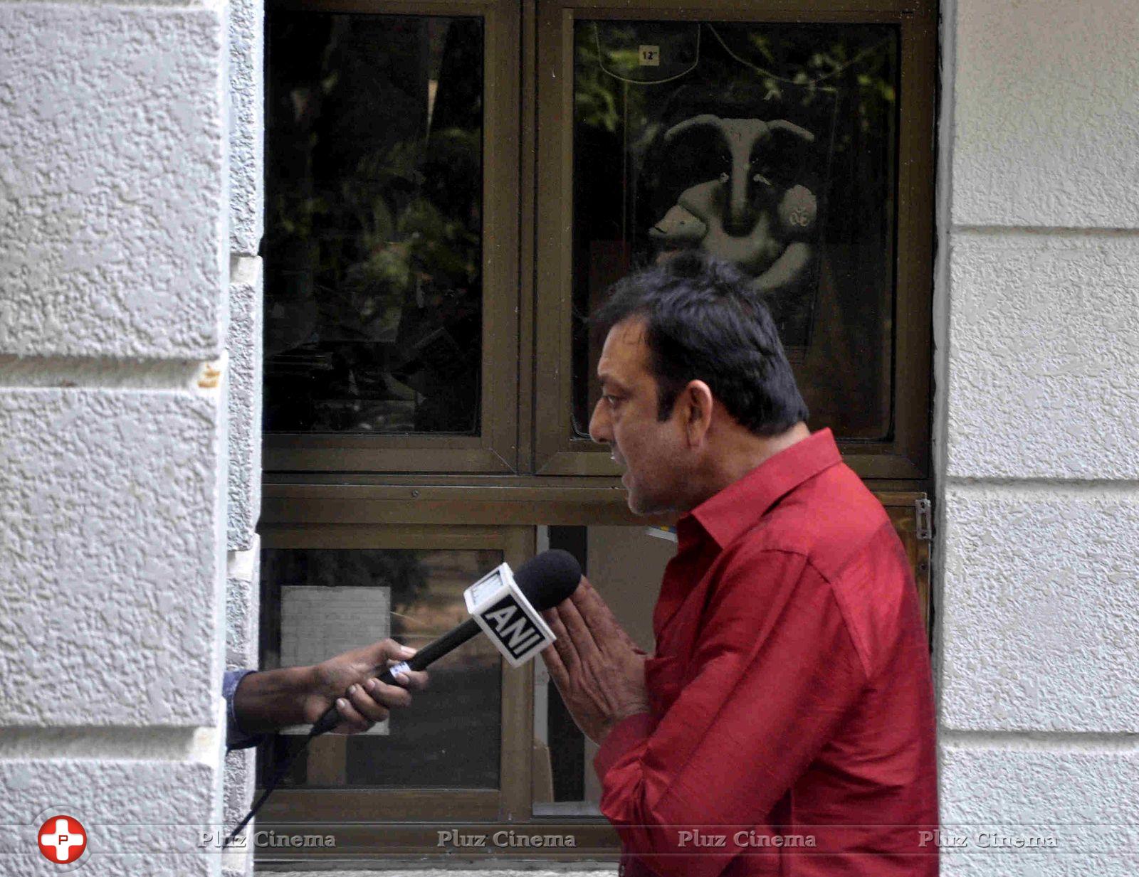 Sanjay Dutt reaches home after getting parole for 14 days photos | Picture 592802