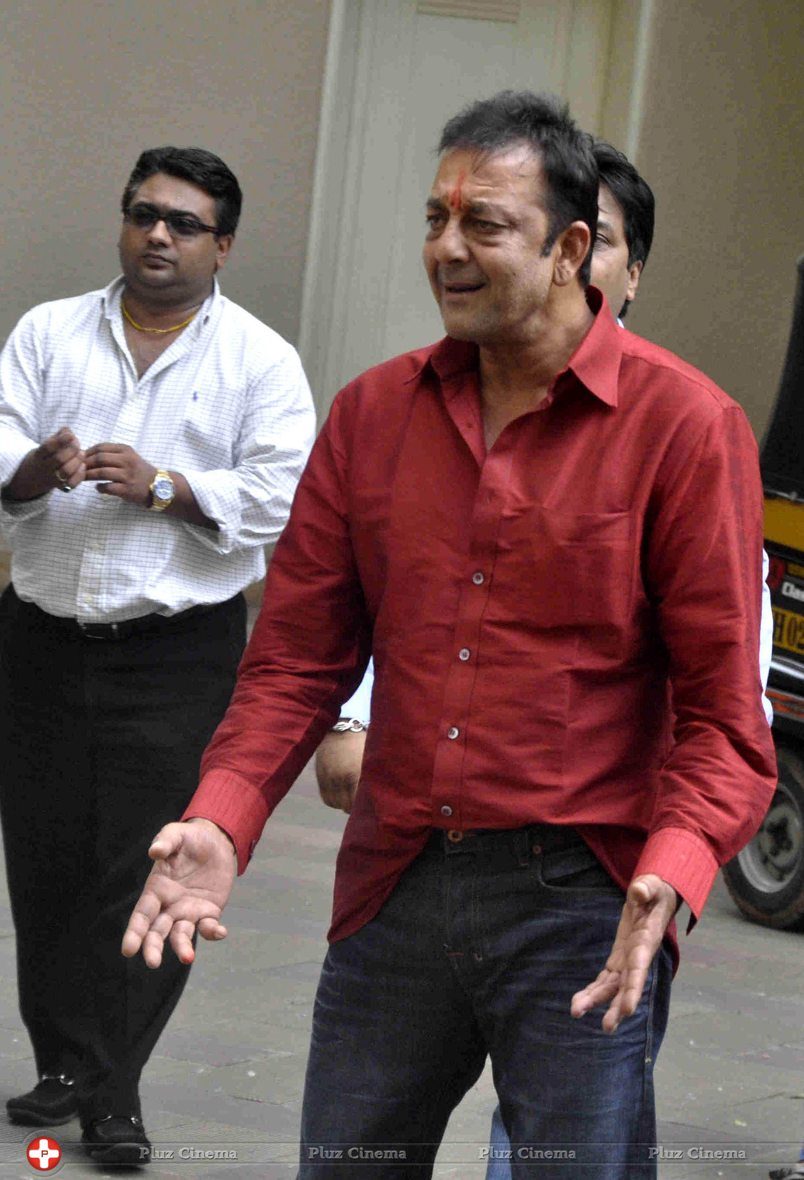 Sanjay Dutt reaches home after getting parole for 14 days photos | Picture 592803