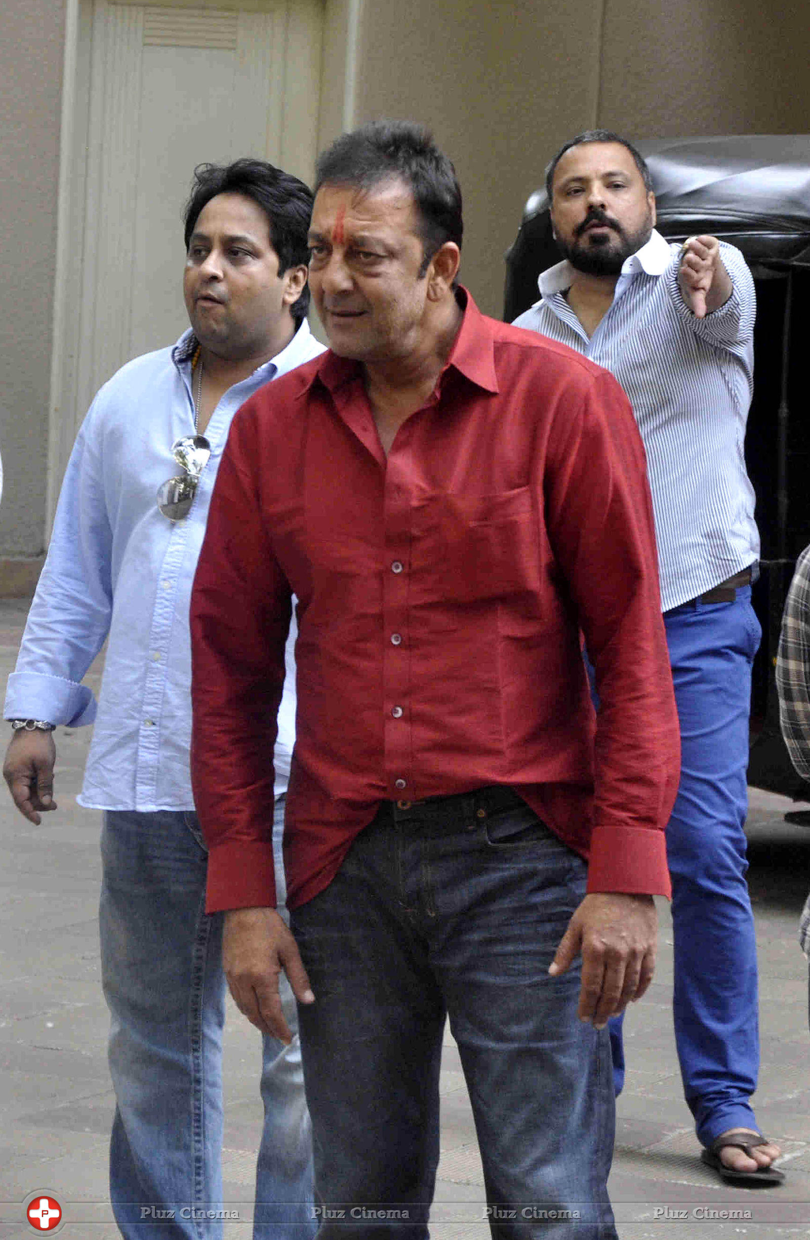 Sanjay Dutt reaches home after getting parole for 14 days photos | Picture 592804