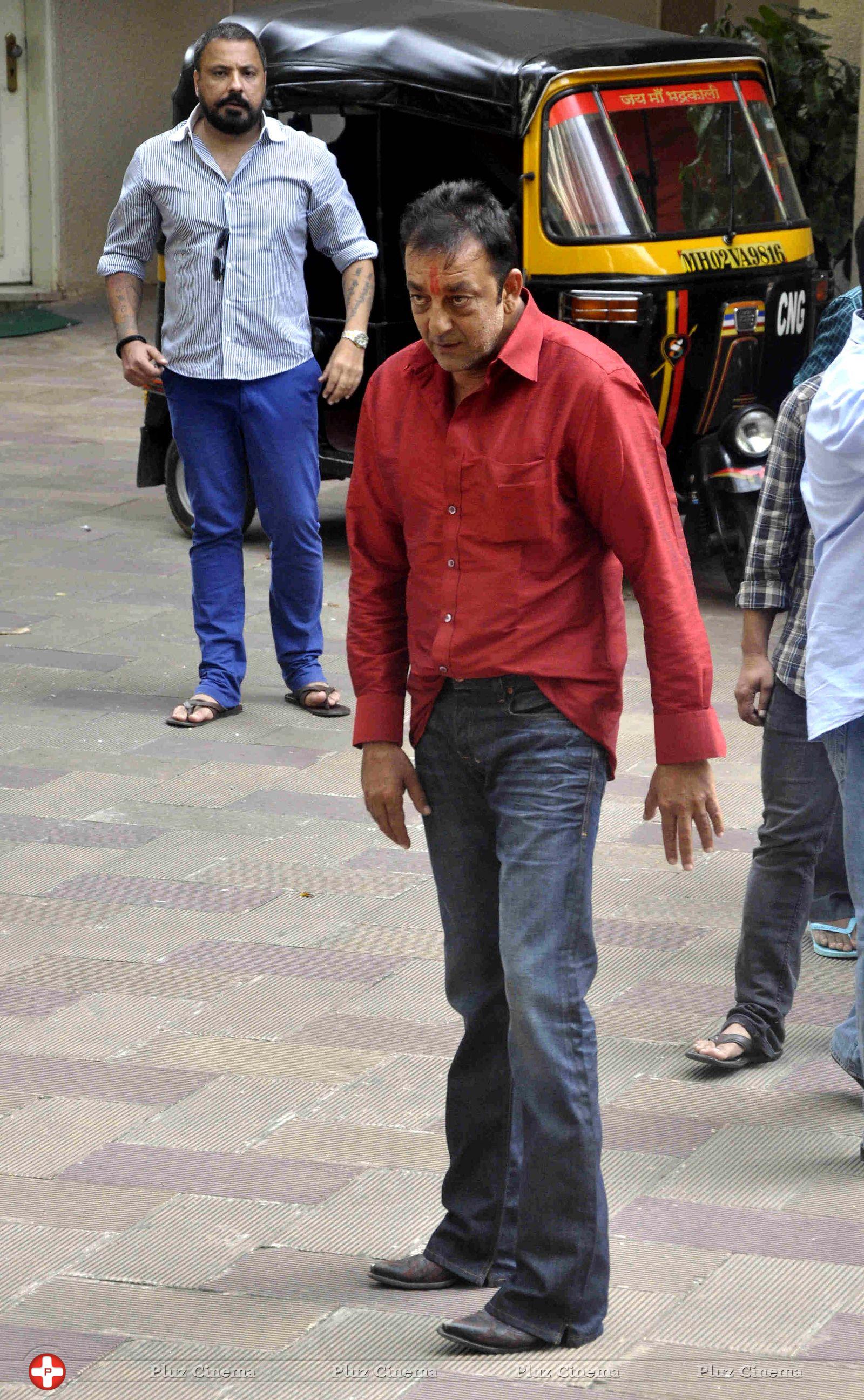 Sanjay Dutt reaches home after getting parole for 14 days photos | Picture 592805