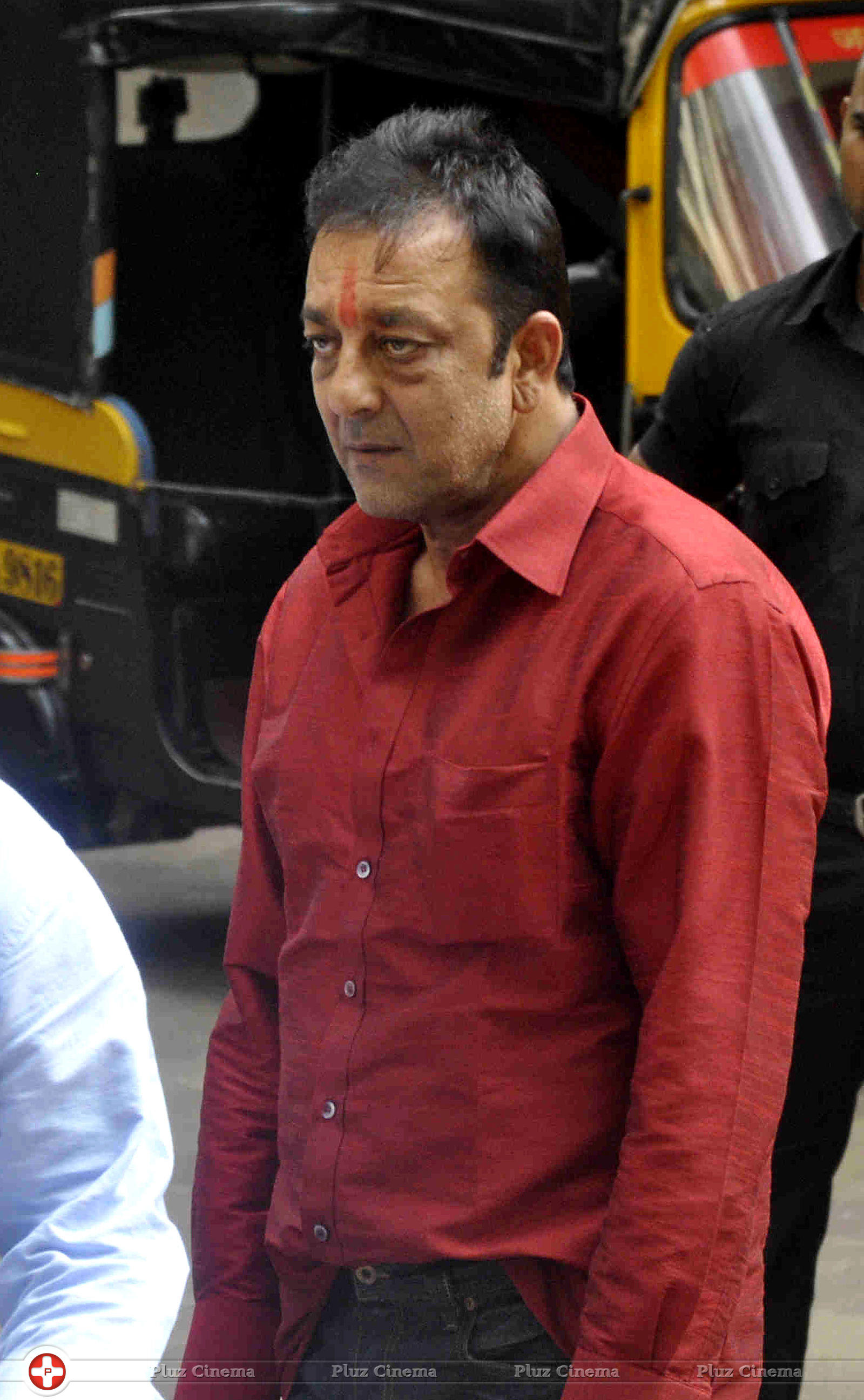 Sanjay Dutt reaches home after getting parole for 14 days photos | Picture 592806