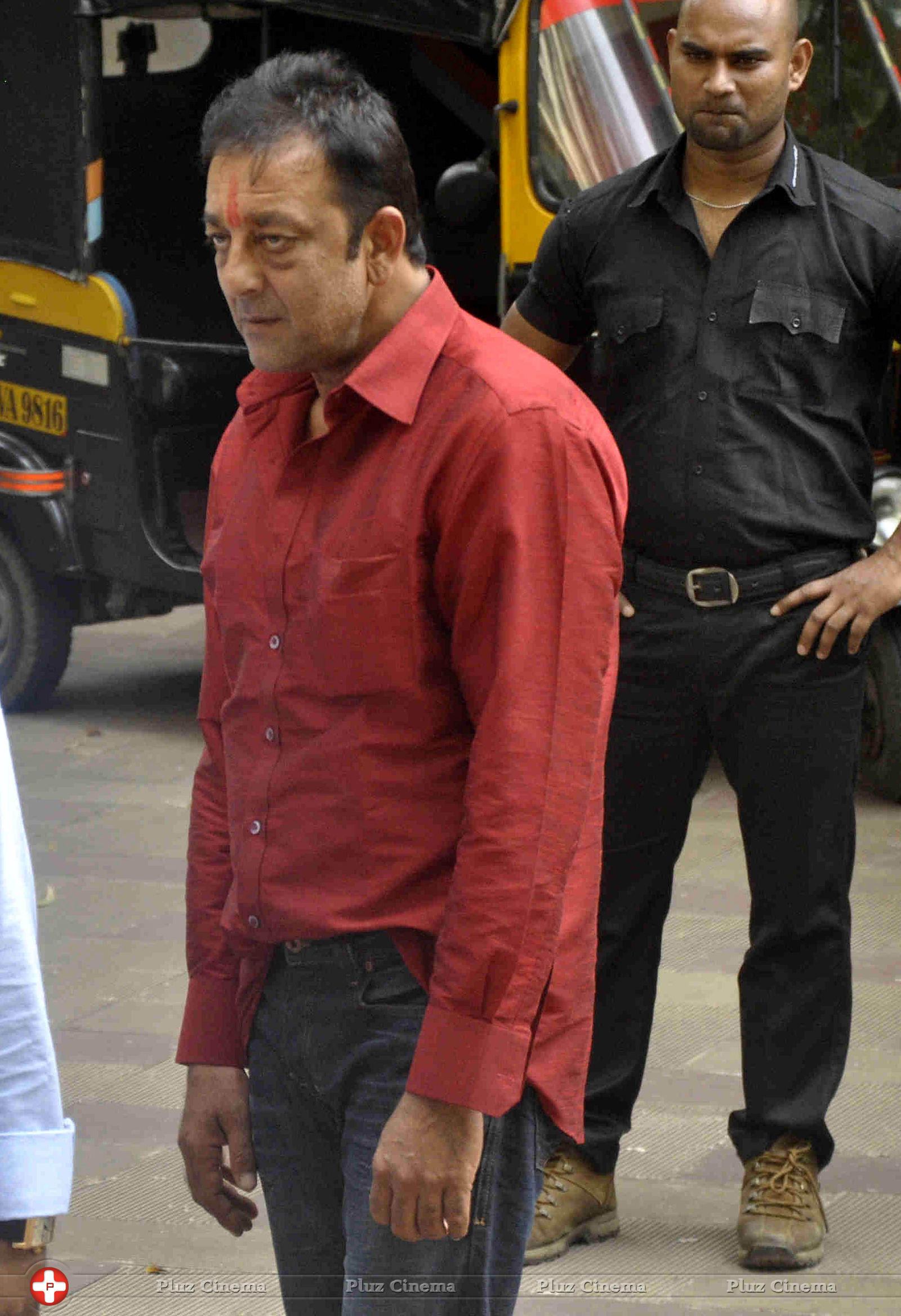 Sanjay Dutt reaches home after getting parole for 14 days photos | Picture 592807