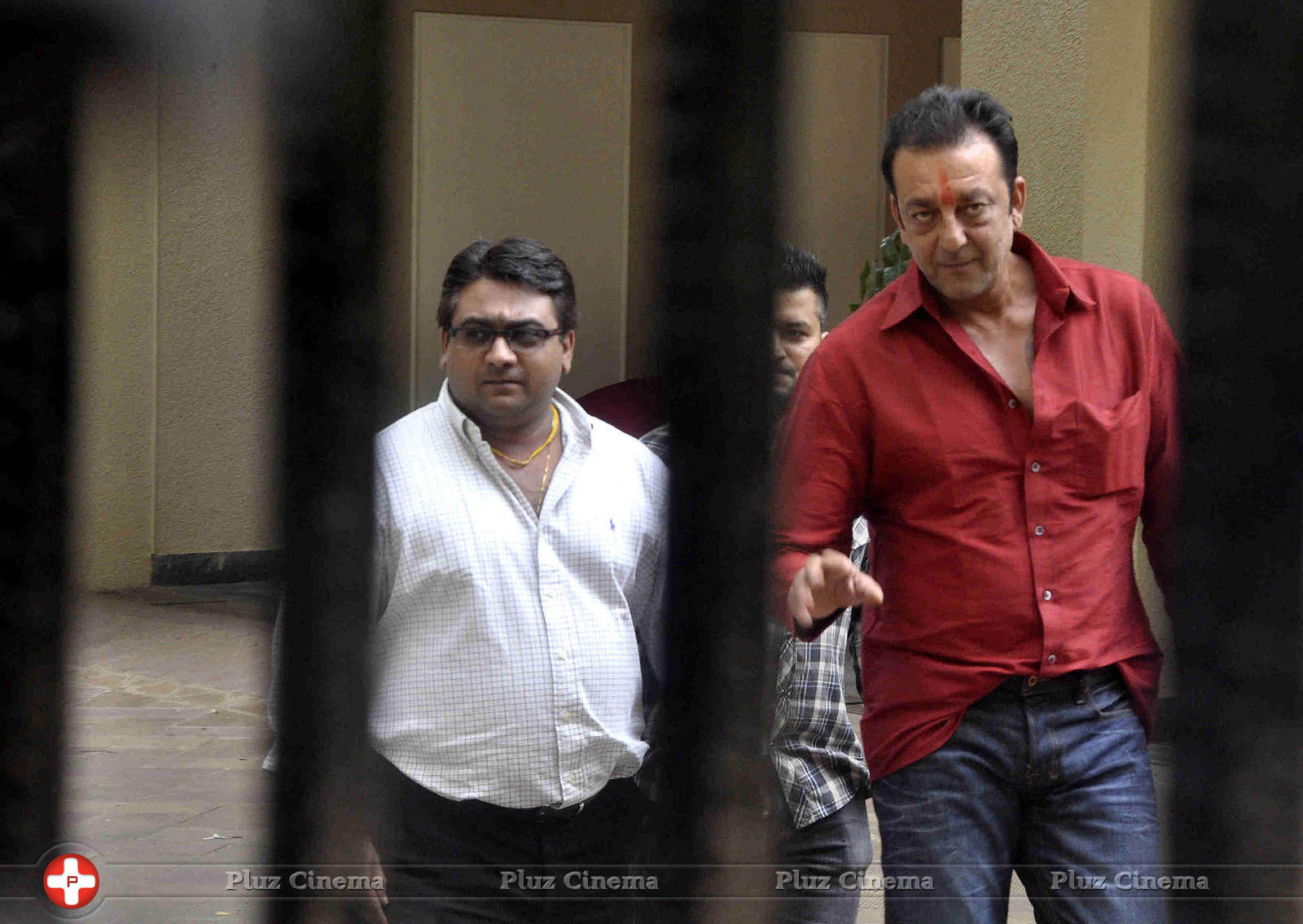 Sanjay Dutt reaches home after getting parole for 14 days photos | Picture 592808