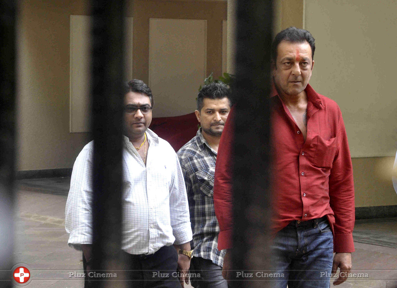 Sanjay Dutt reaches home after getting parole for 14 days photos | Picture 592809
