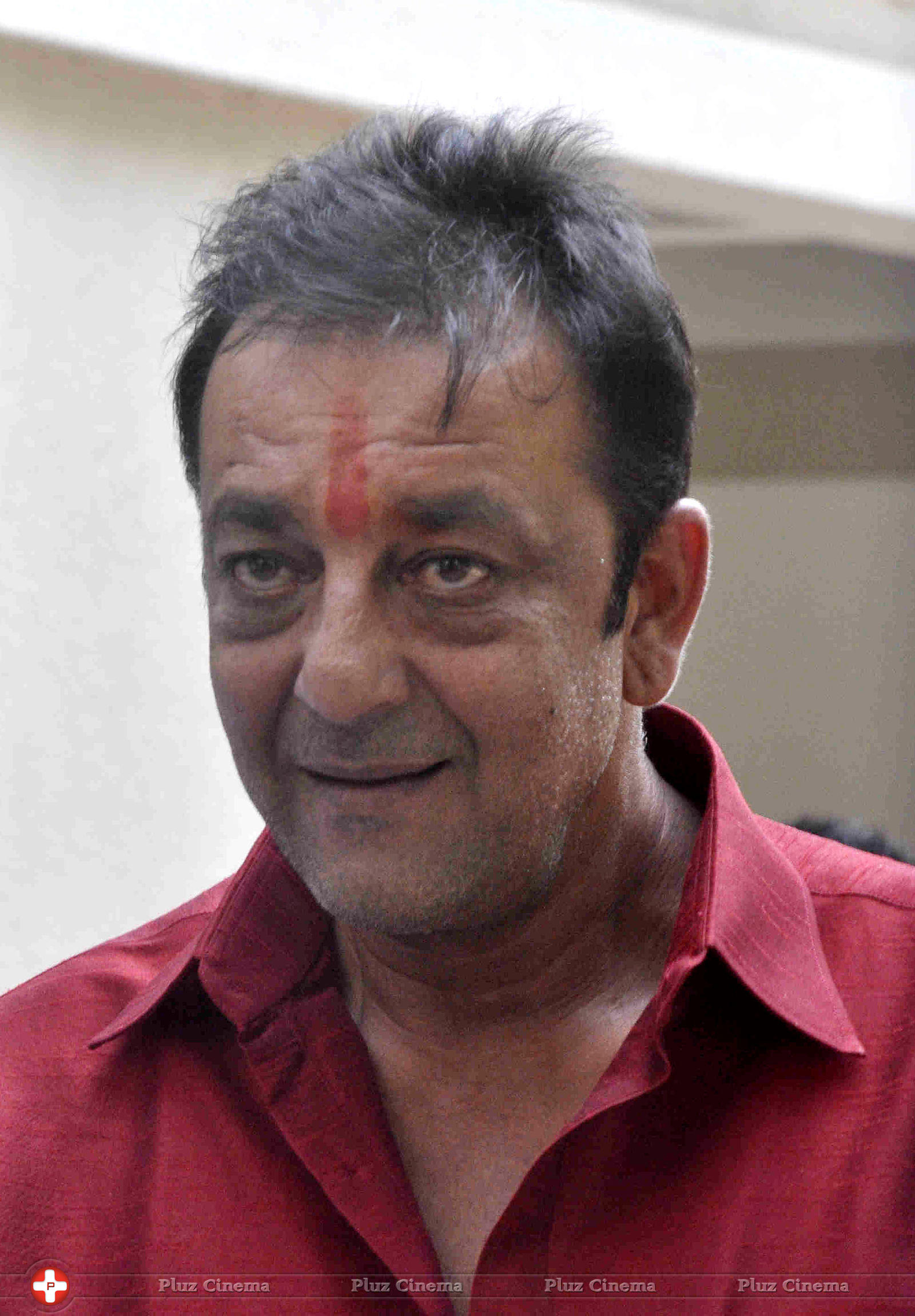 Sanjay Dutt reaches home after getting parole for 14 days photos | Picture 592810