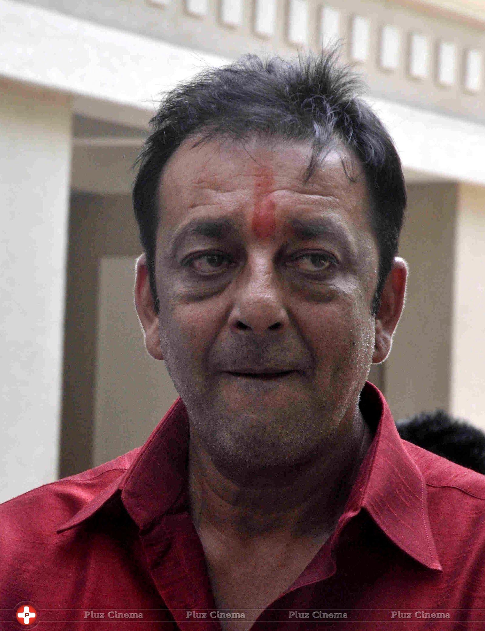 Sanjay Dutt reaches home after getting parole for 14 days photos | Picture 592811