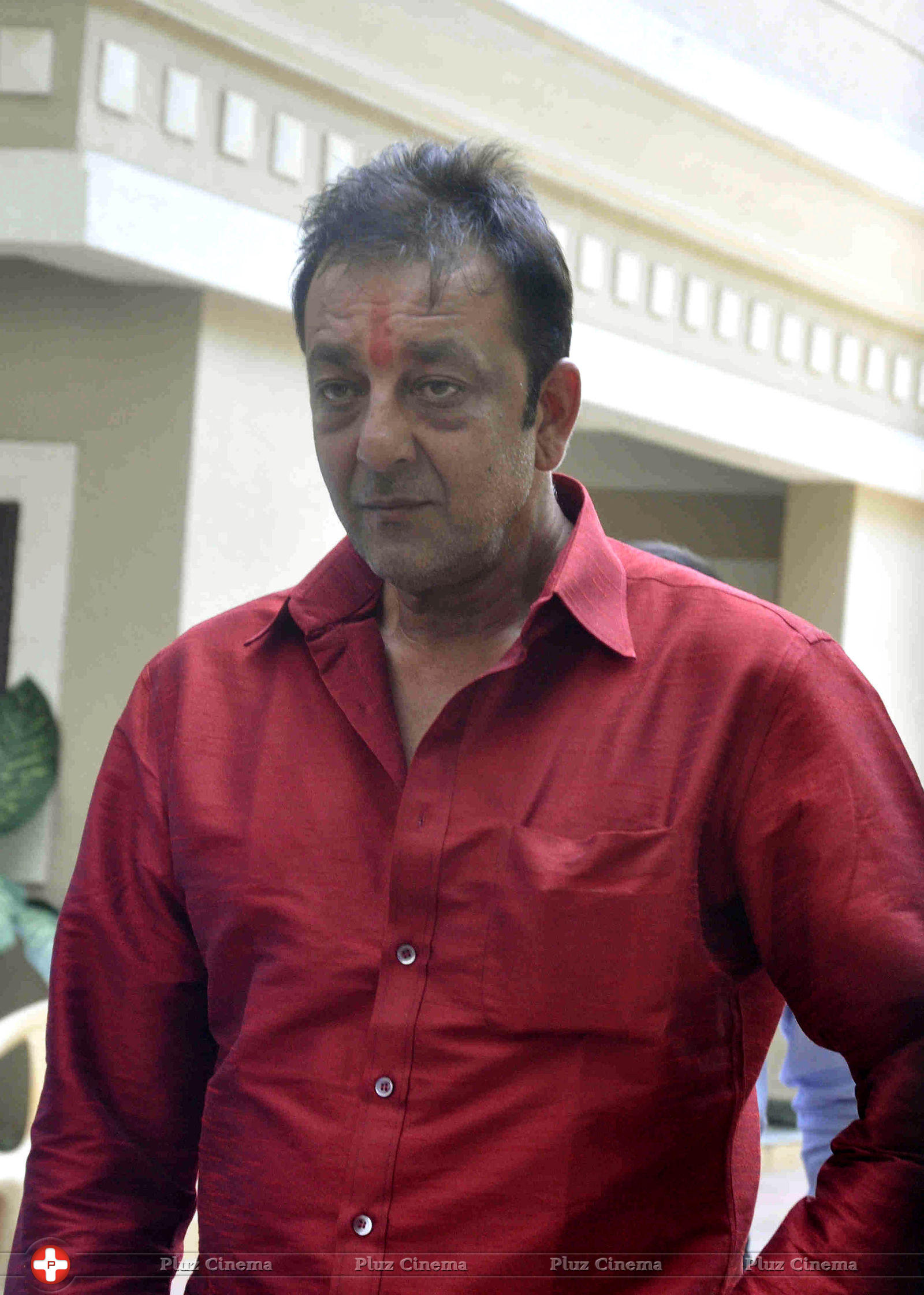 Sanjay Dutt reaches home after getting parole for 14 days photos | Picture 592812