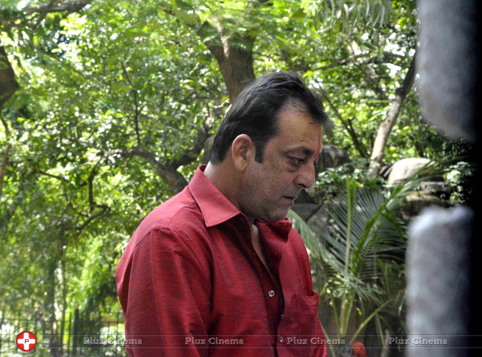 Sanjay Dutt reaches home after getting parole for 14 days photos | Picture 592813