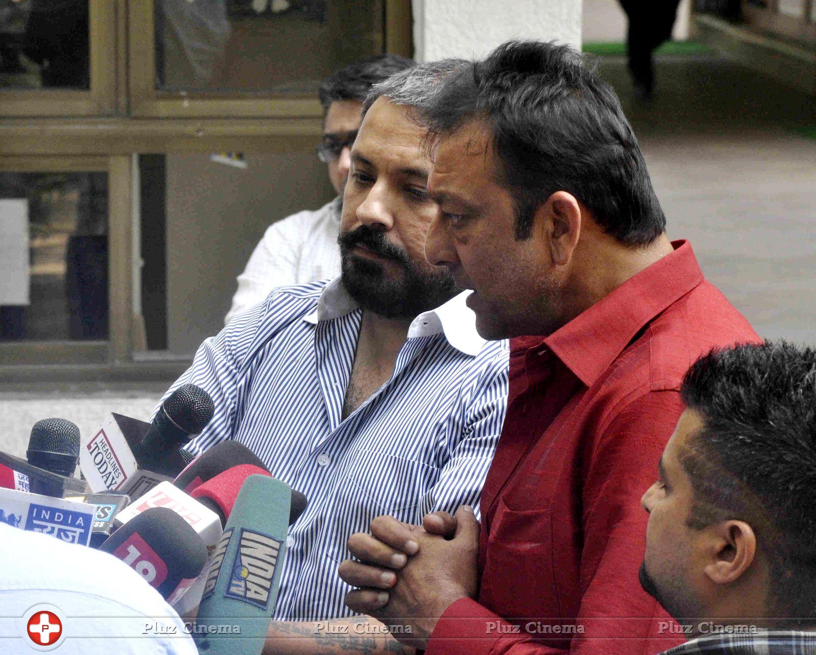 Sanjay Dutt reaches home after getting parole for 14 days photos | Picture 592814