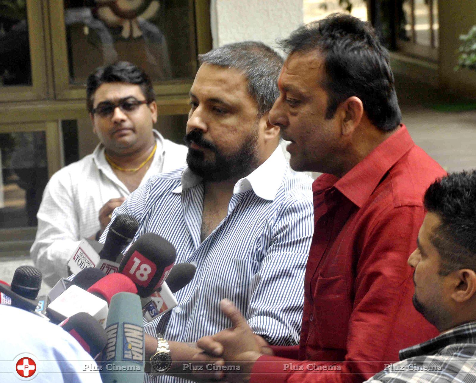 Sanjay Dutt reaches home after getting parole for 14 days photos | Picture 592815