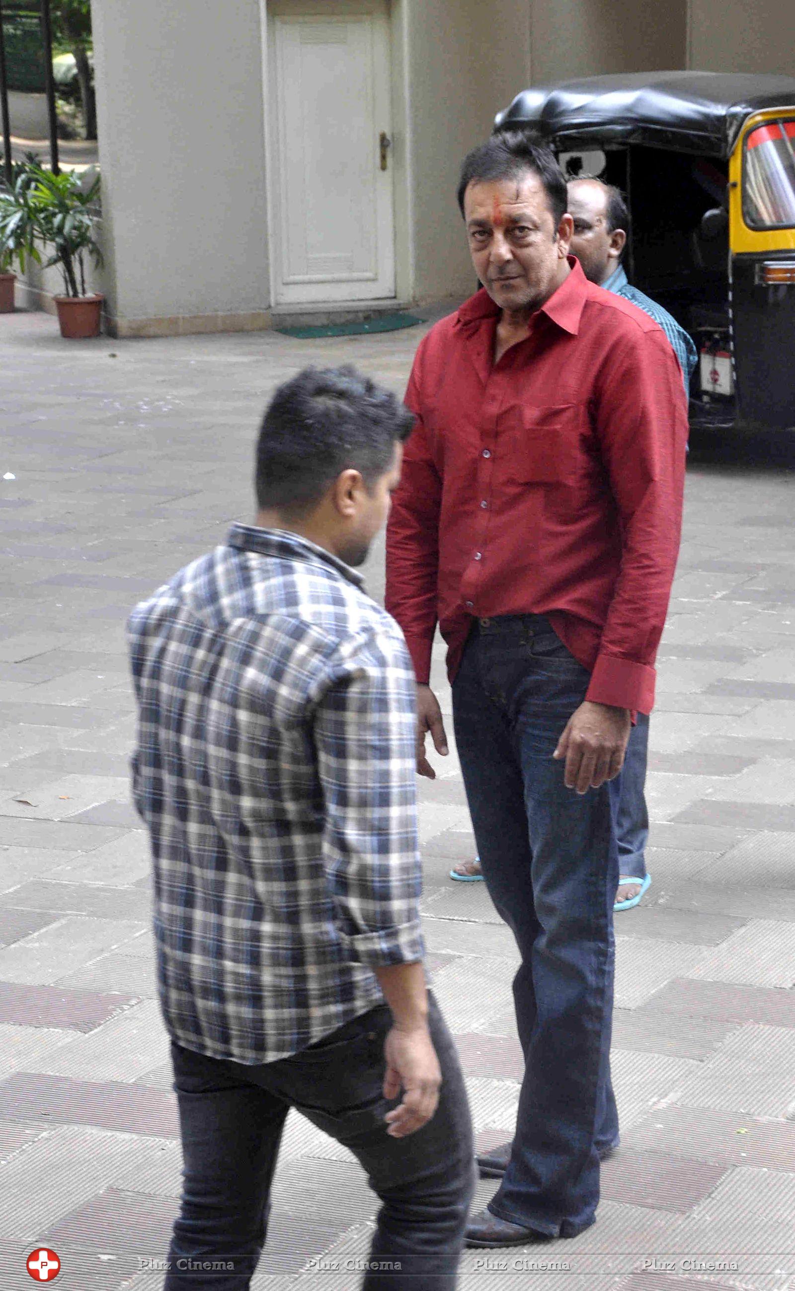 Sanjay Dutt reaches home after getting parole for 14 days photos | Picture 592816